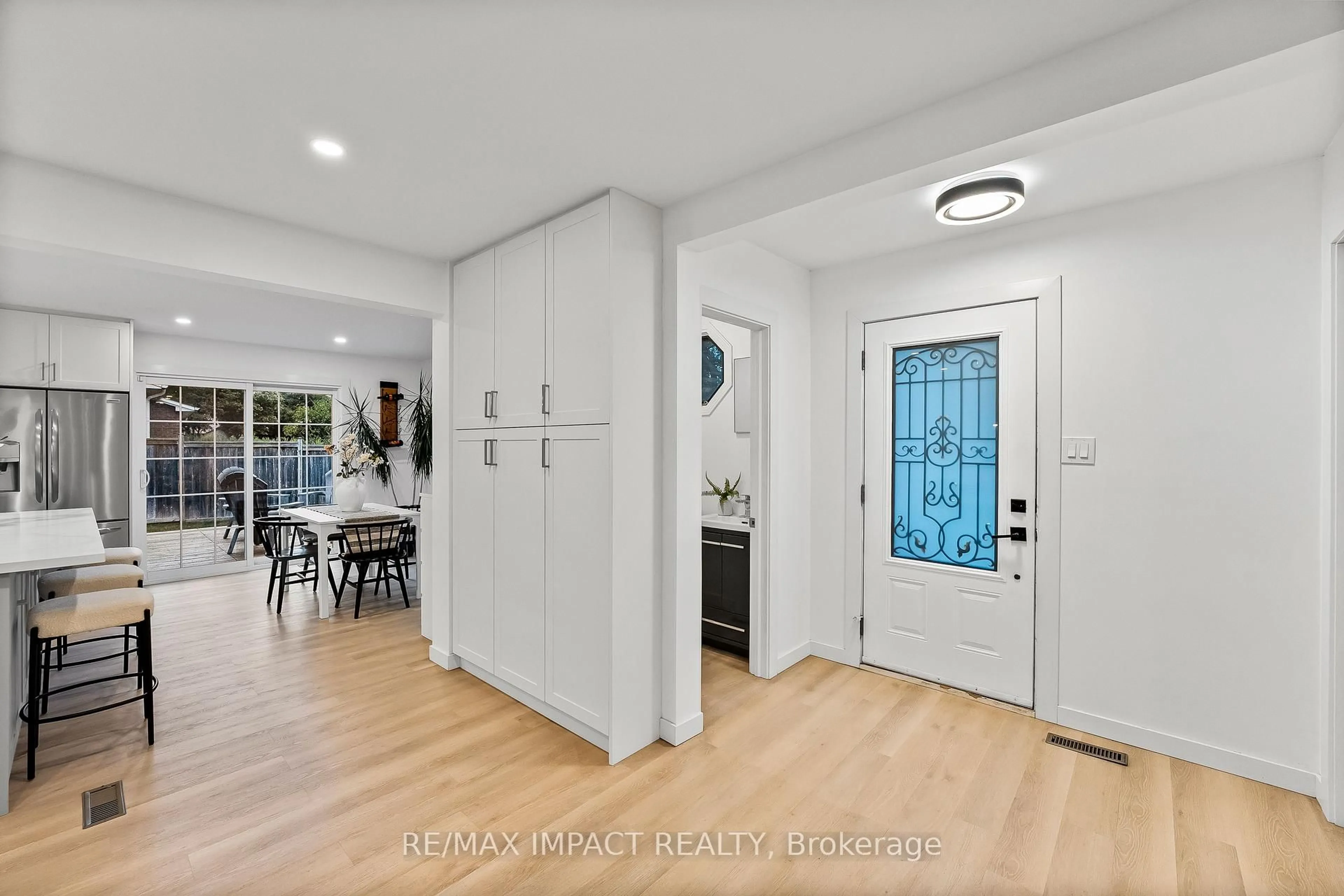 Indoor entryway for 117 Roser Cres, Clarington Ontario L1C 3P2