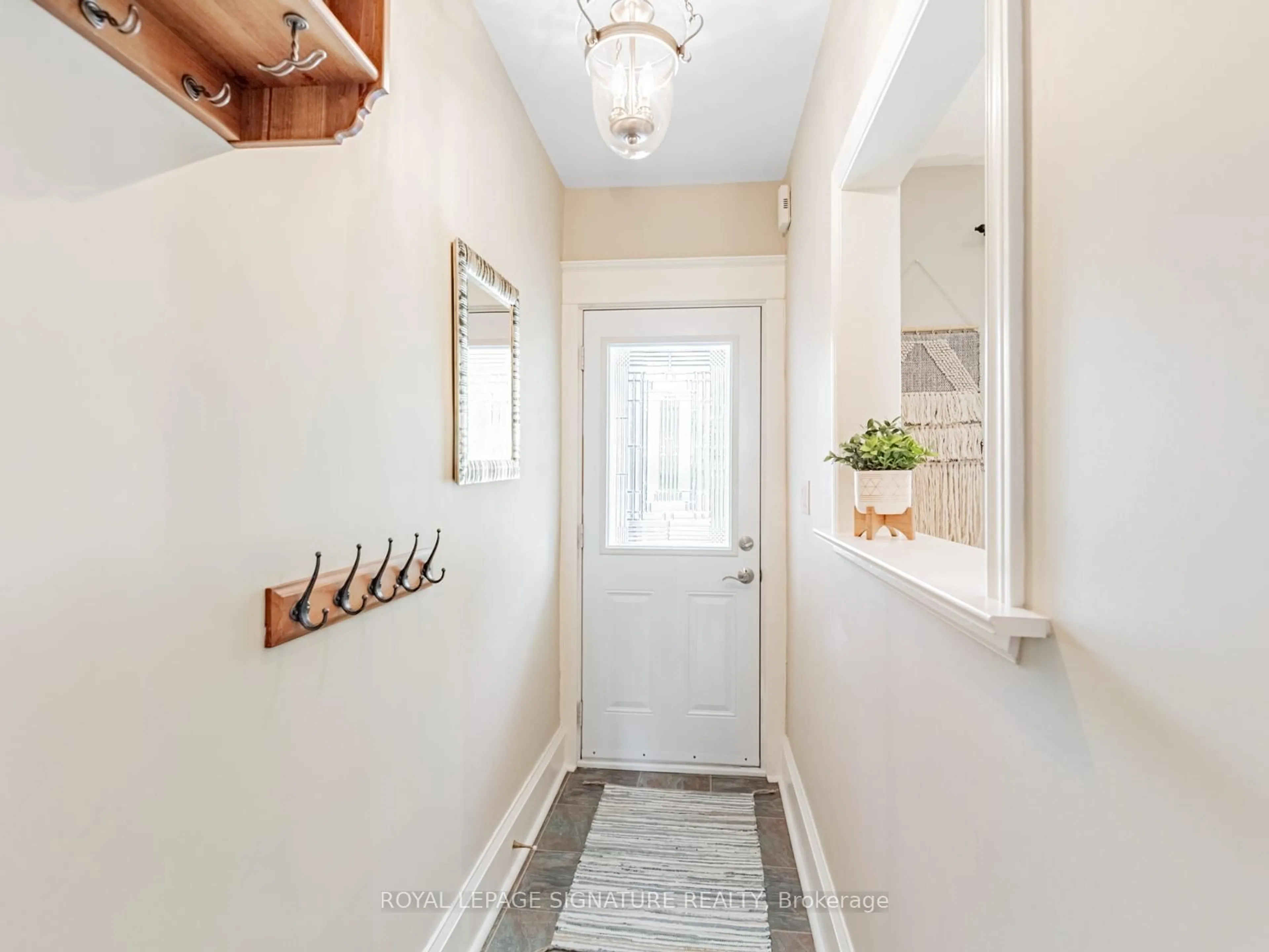 Indoor entryway for 15 Fielding Ave, Toronto Ontario M4J 1R4