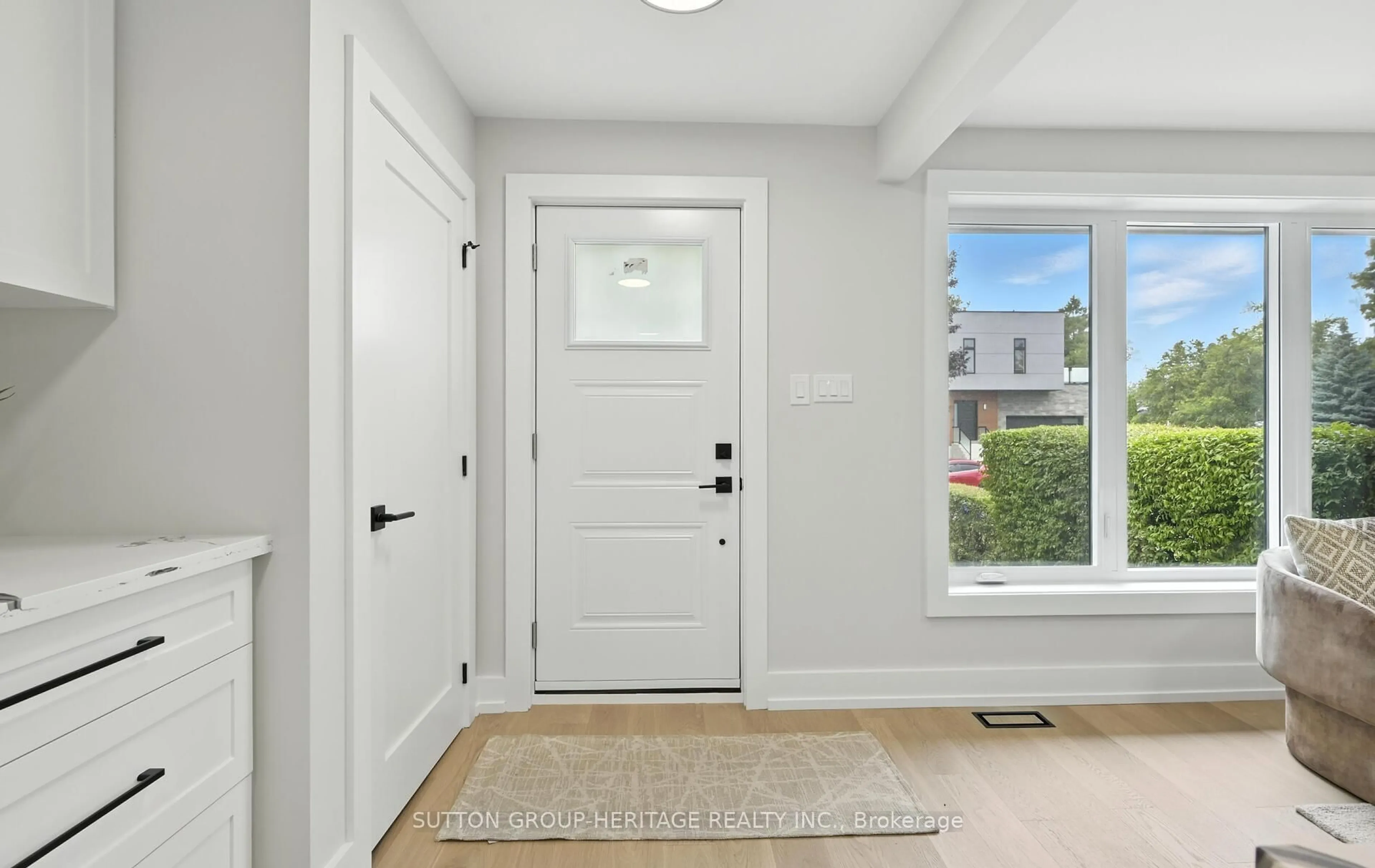 Indoor entryway for 853 Fairview Ave, Pickering Ontario L1W 1M7