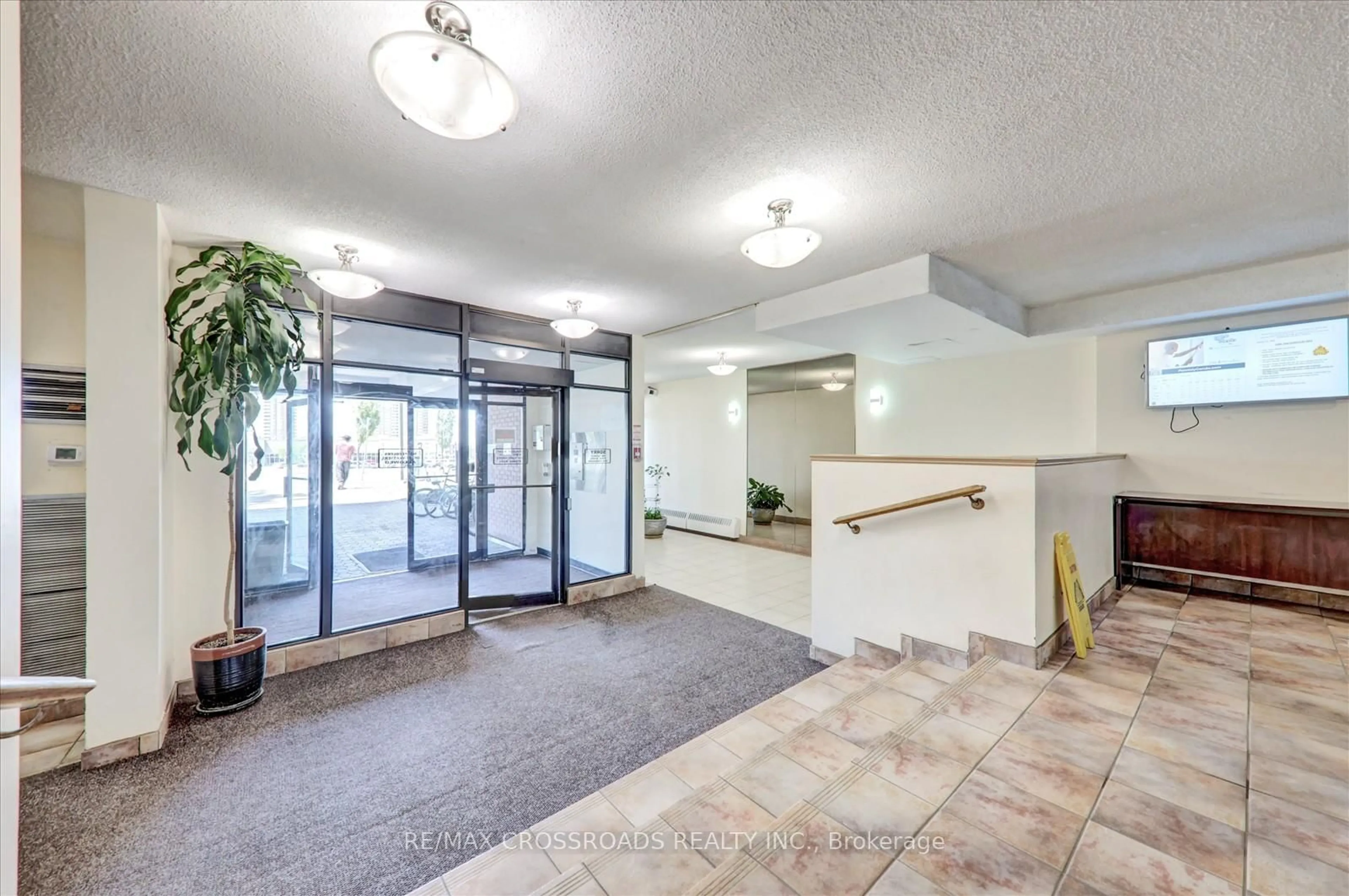 Indoor foyer for 10 Tapscott Rd #409, Toronto Ontario M1B 3L9