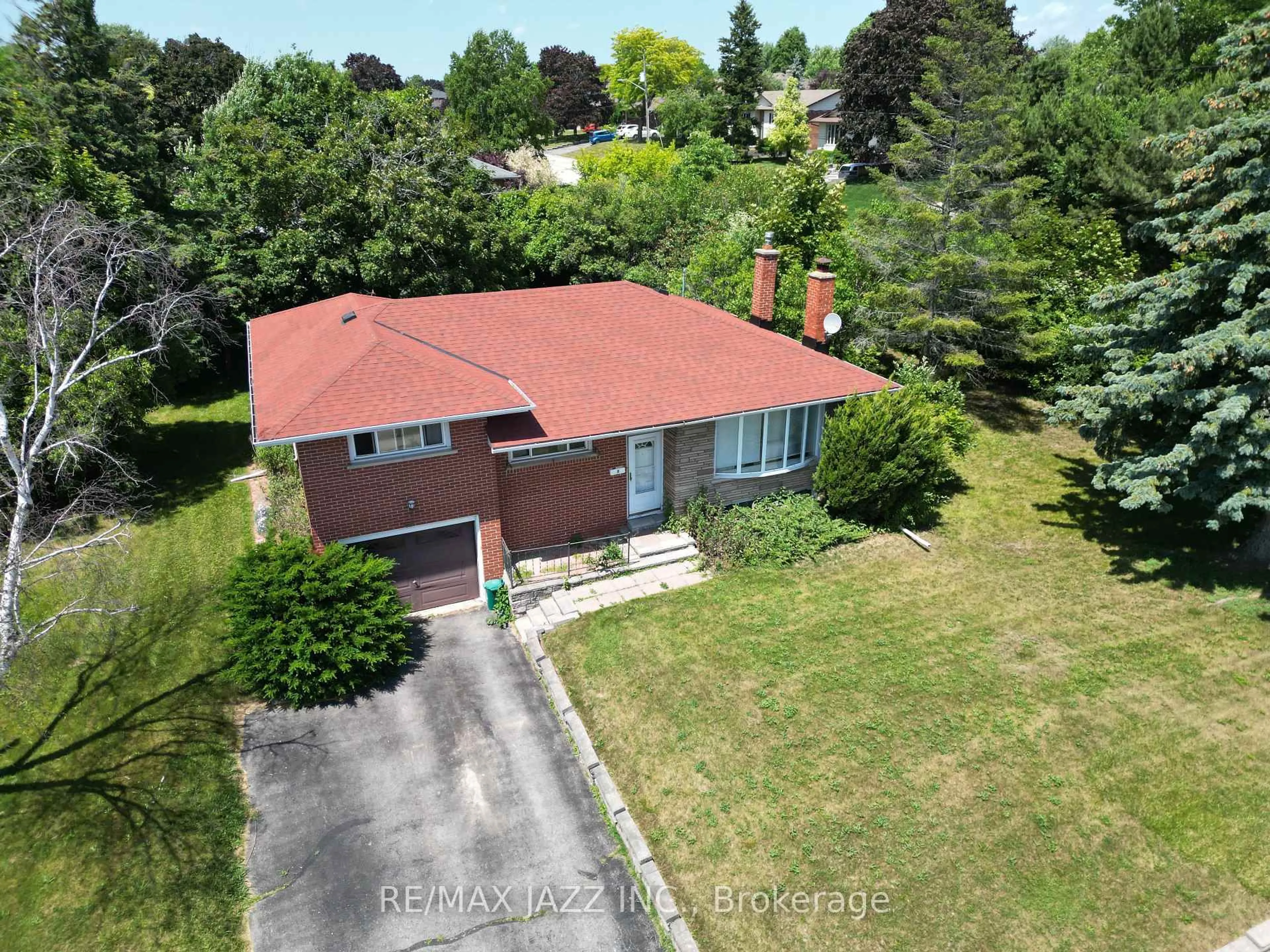 A pic from outside/outdoor area/front of a property/back of a property/a pic from drone, street for 8 Bellwood Dr, Whitby Ontario L1N 2E2