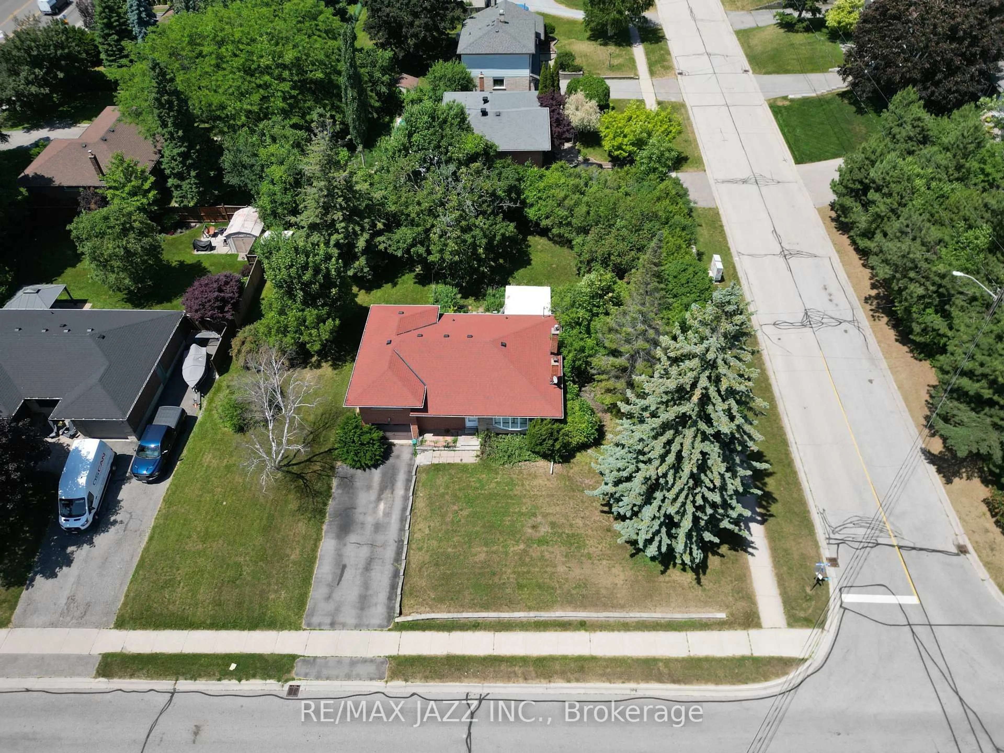 A pic from outside/outdoor area/front of a property/back of a property/a pic from drone, street for 8 Bellwood Dr, Whitby Ontario L1N 2E2
