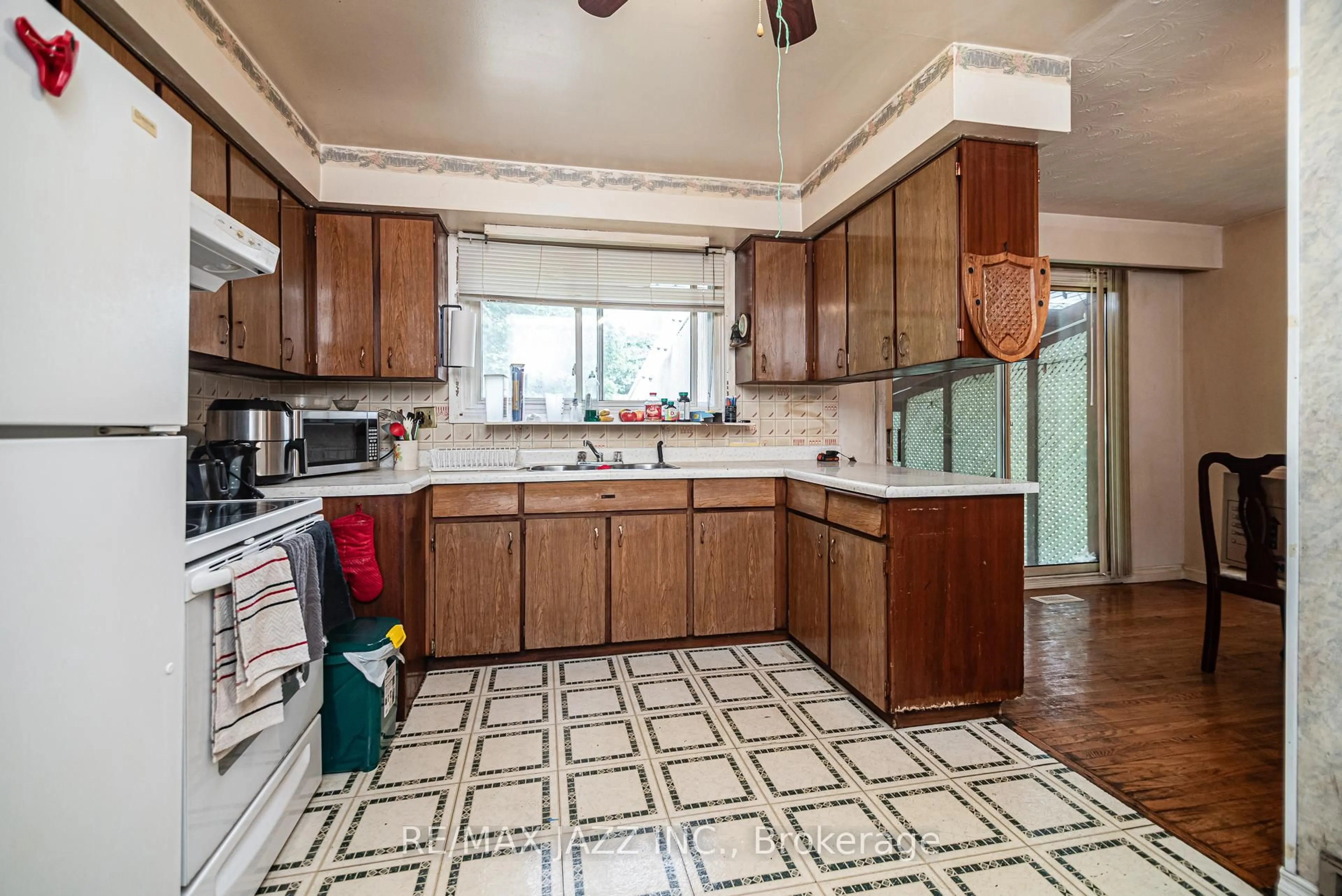 Standard kitchen, ceramic/tile floor for 8 Bellwood Dr, Whitby Ontario L1N 2E2