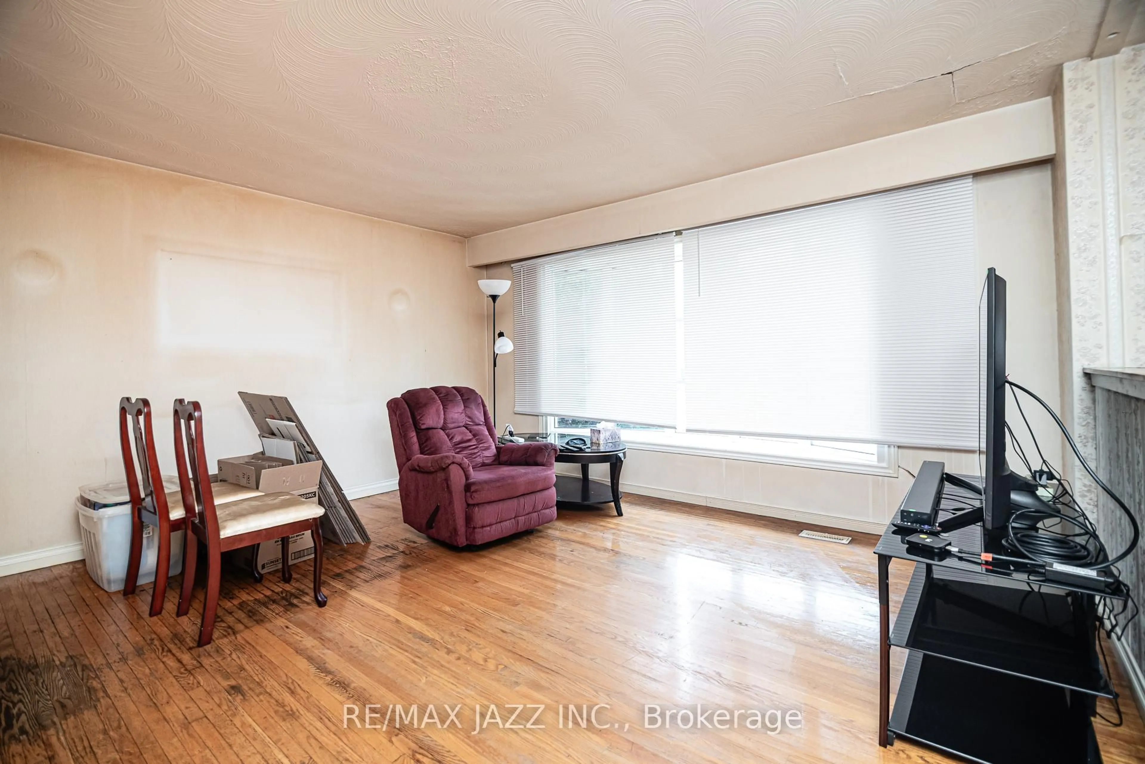 A pic of a room for 8 Bellwood Dr, Whitby Ontario L1N 2E2