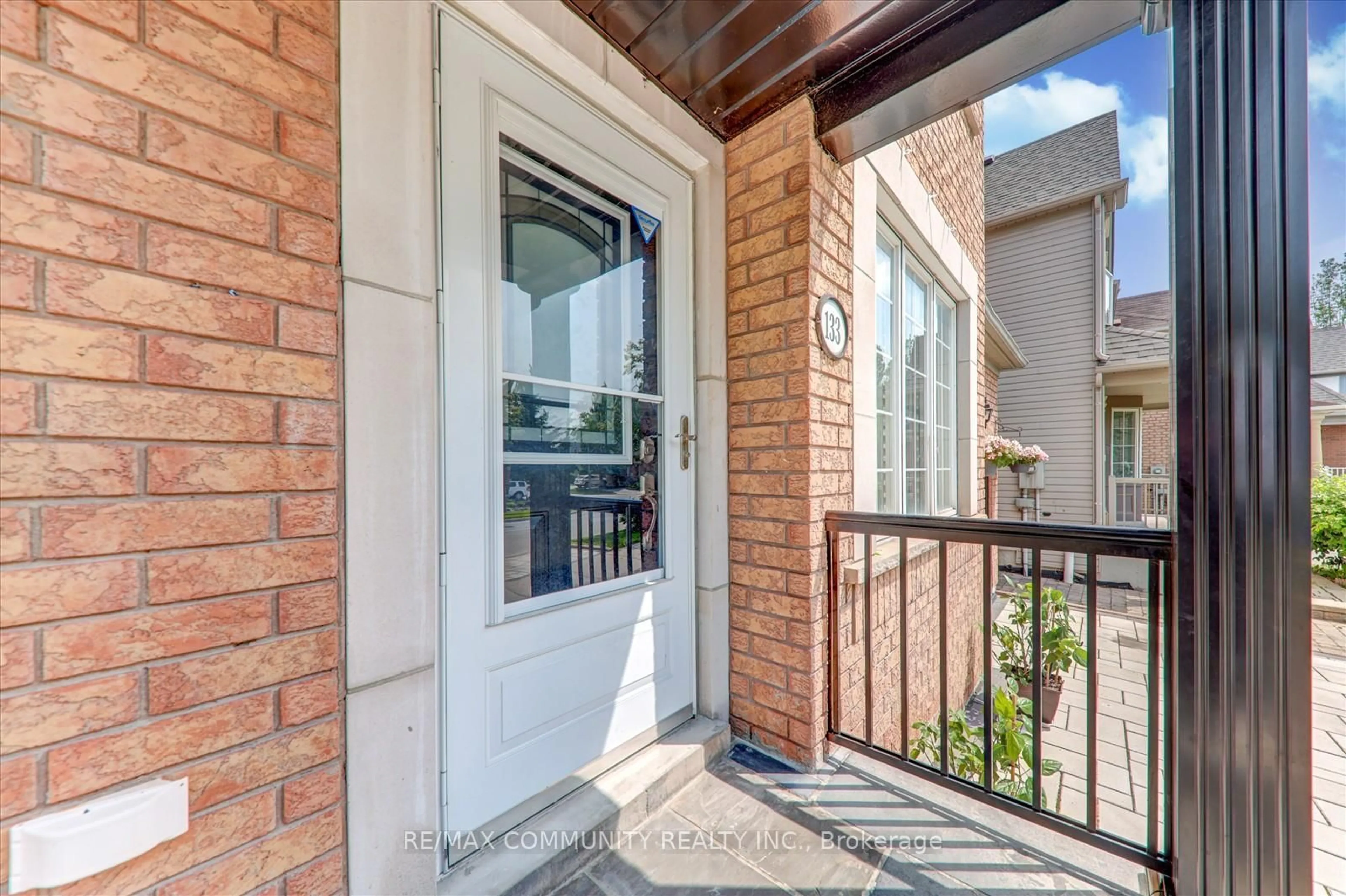 Indoor entryway for 133 McSweeney Cres, Ajax Ontario L1T 4C8
