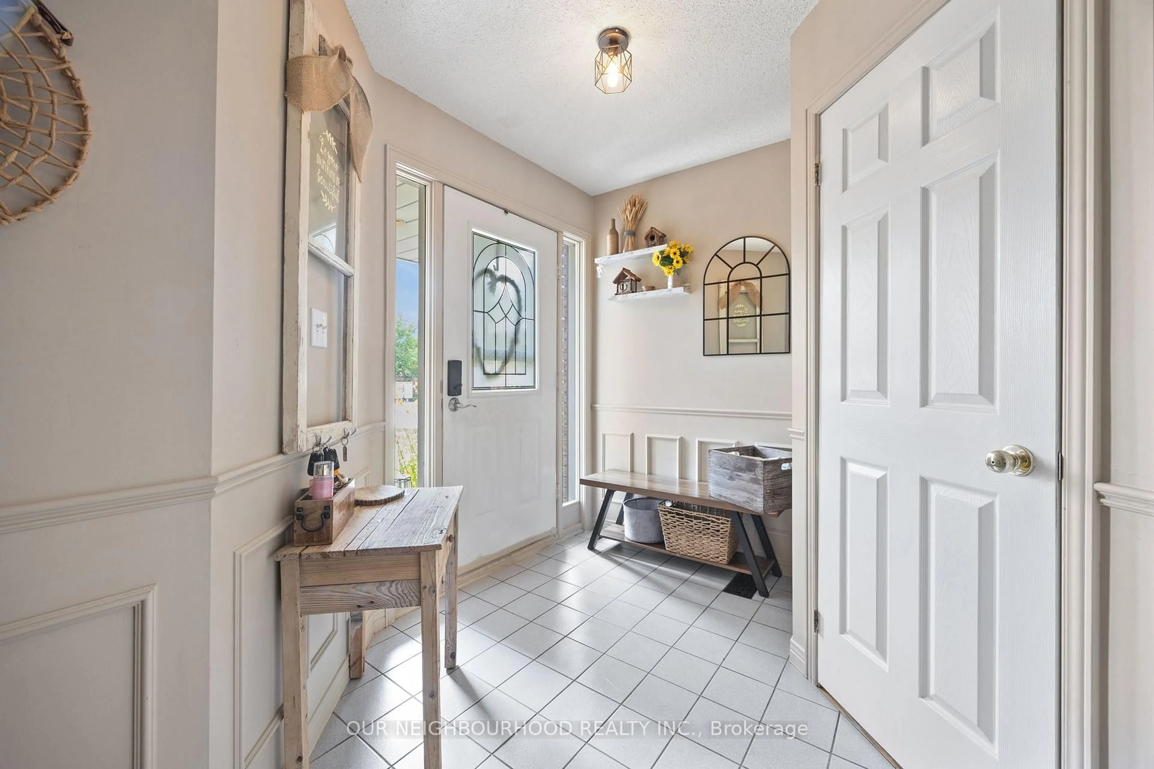 Indoor entryway for 39 Short Cres, Clarington Ontario L1E 2Z5