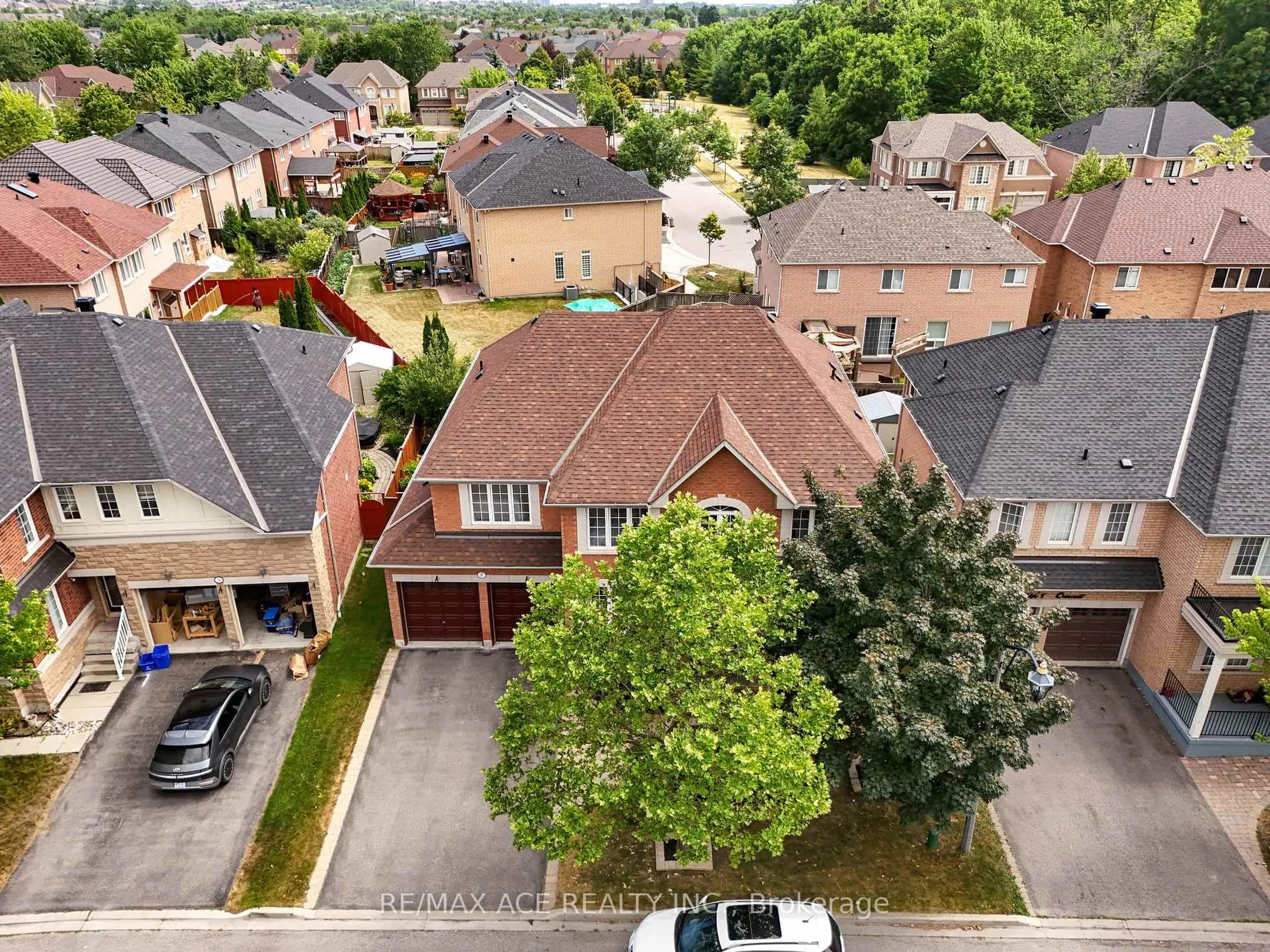 A pic from outside/outdoor area/front of a property/back of a property/a pic from drone, street for 7 Weston Cres, Ajax Ontario L1T 0C7