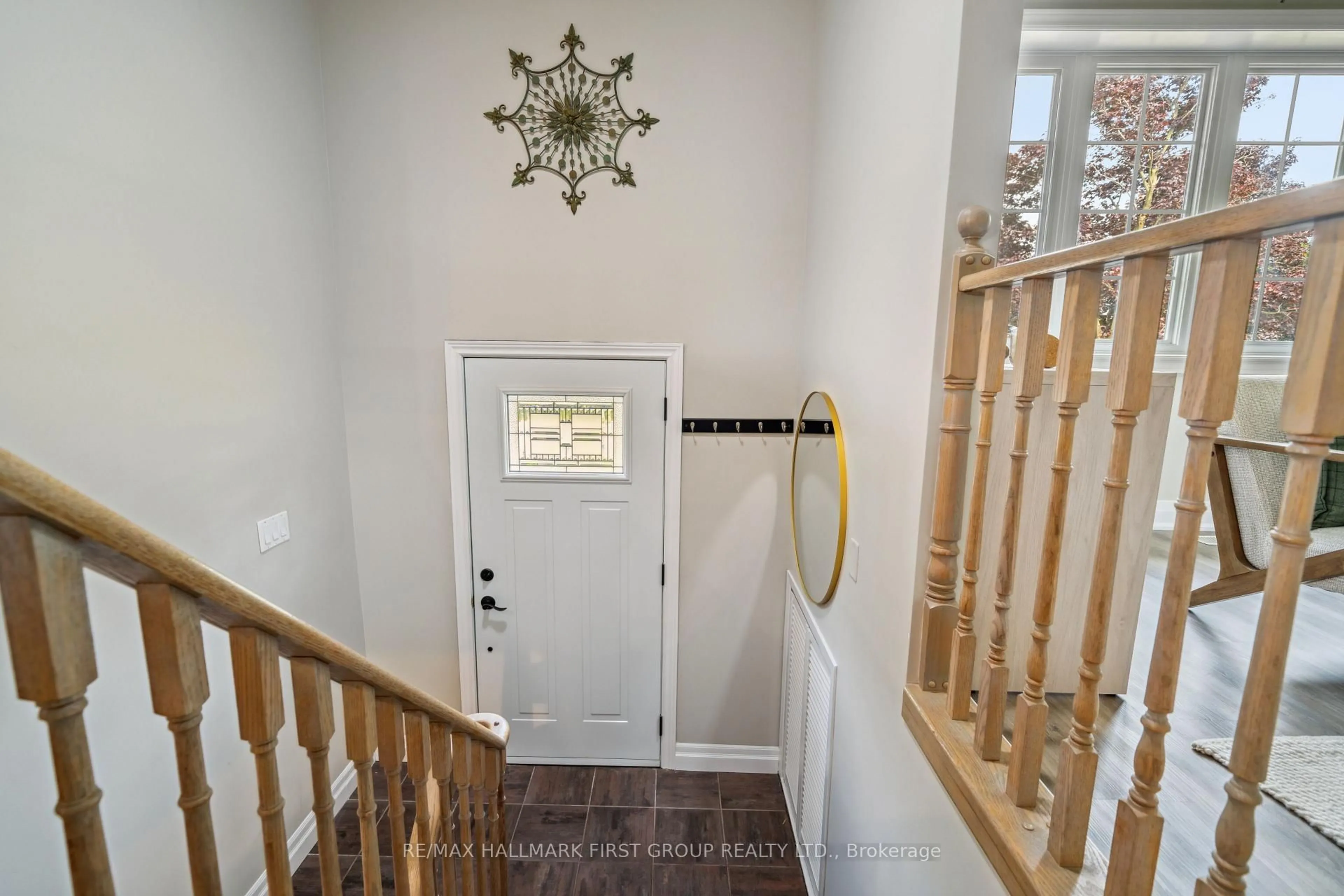 Indoor entryway for 382 Colonsay Crt, Oshawa Ontario L1J 6H3