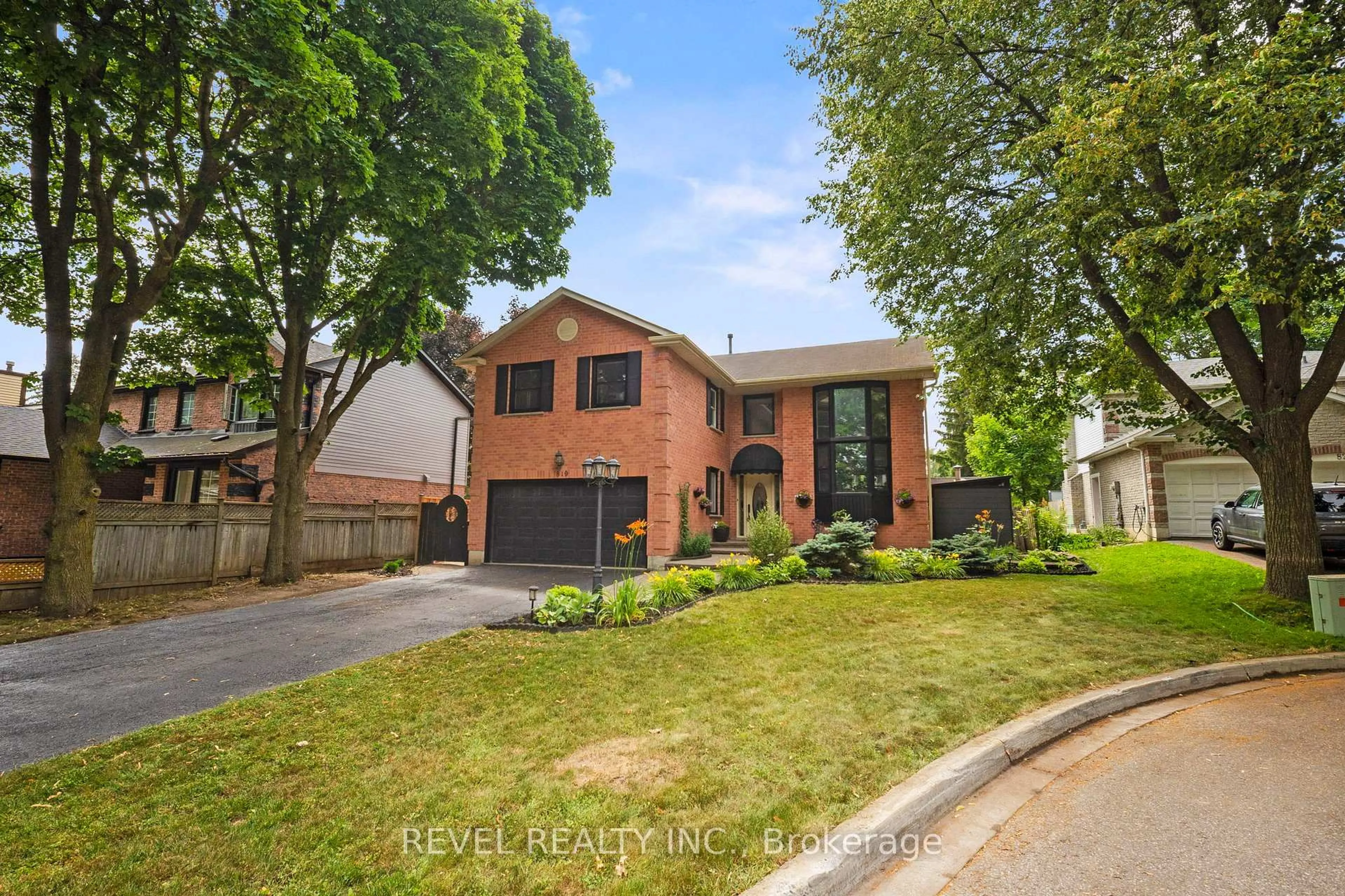 Home with brick exterior material, street for 819 Ironwood Crt, Whitby Ontario L1N 6S3