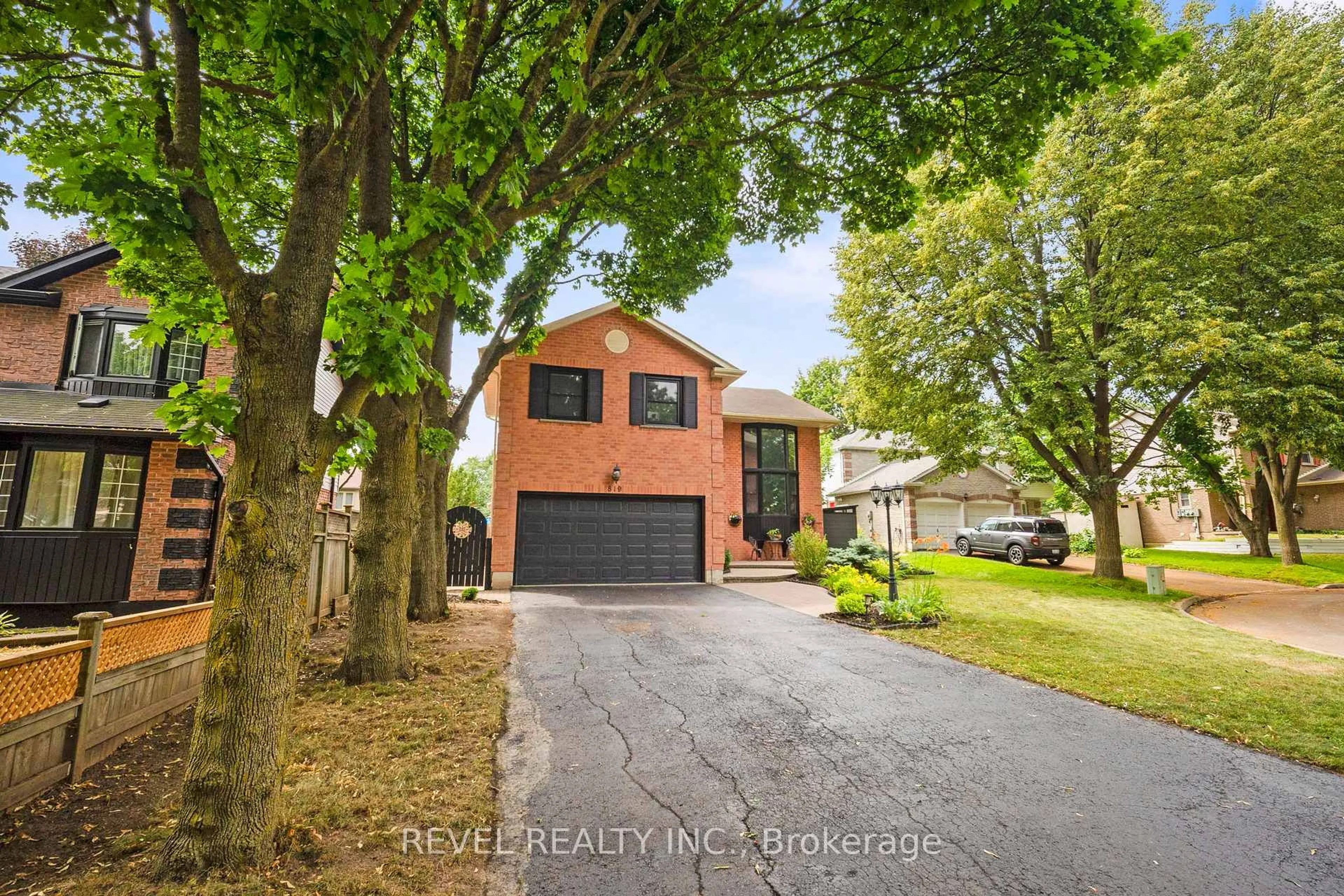 A pic from outside/outdoor area/front of a property/back of a property/a pic from drone, street for 819 Ironwood Crt, Whitby Ontario L1N 6S3