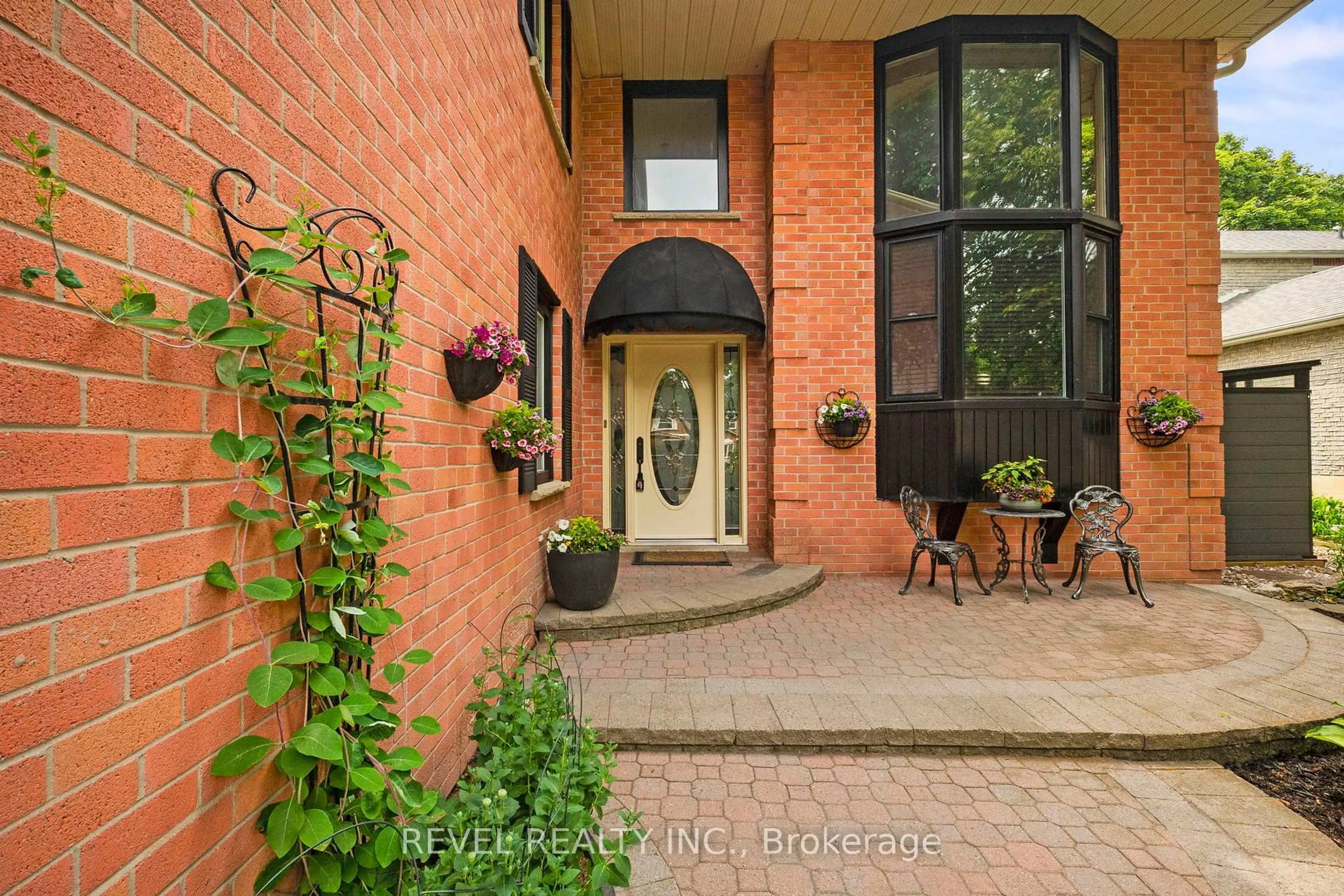 Indoor entryway for 819 Ironwood Crt, Whitby Ontario L1N 6S3
