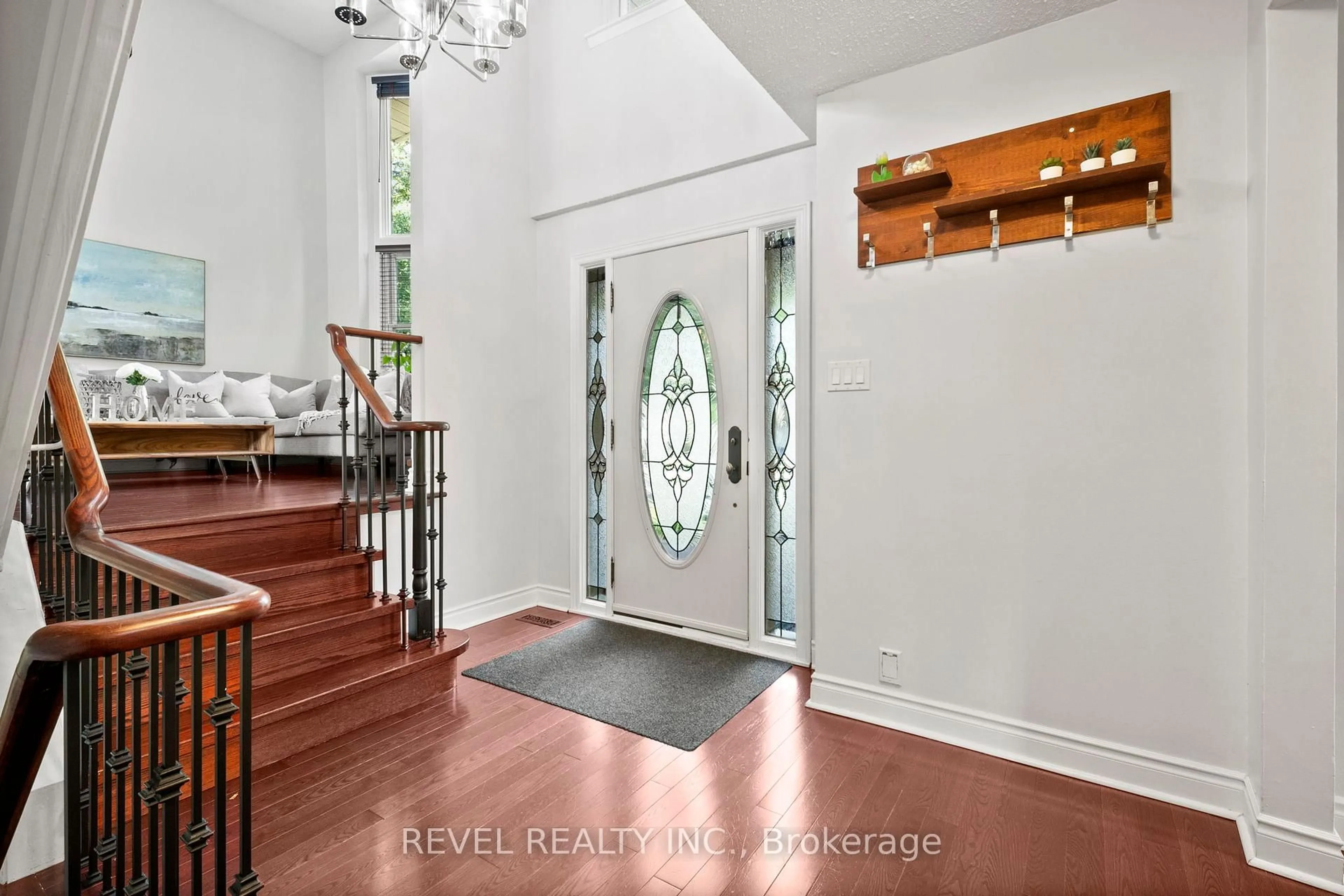 Indoor foyer for 819 Ironwood Crt, Whitby Ontario L1N 6S3