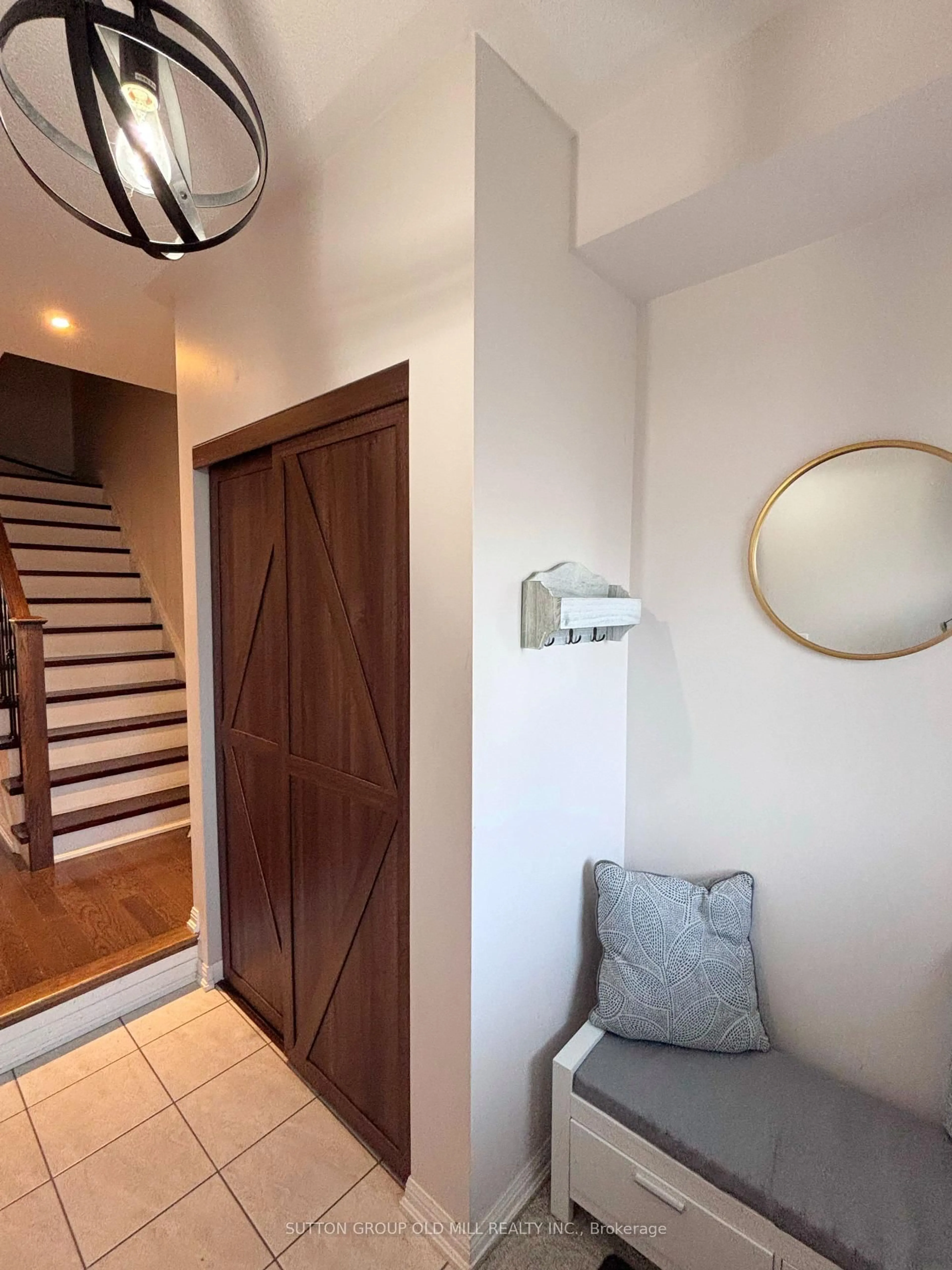 Indoor entryway for 78 Autumn Harvest Rd, Clarington Ontario L1C 0K7