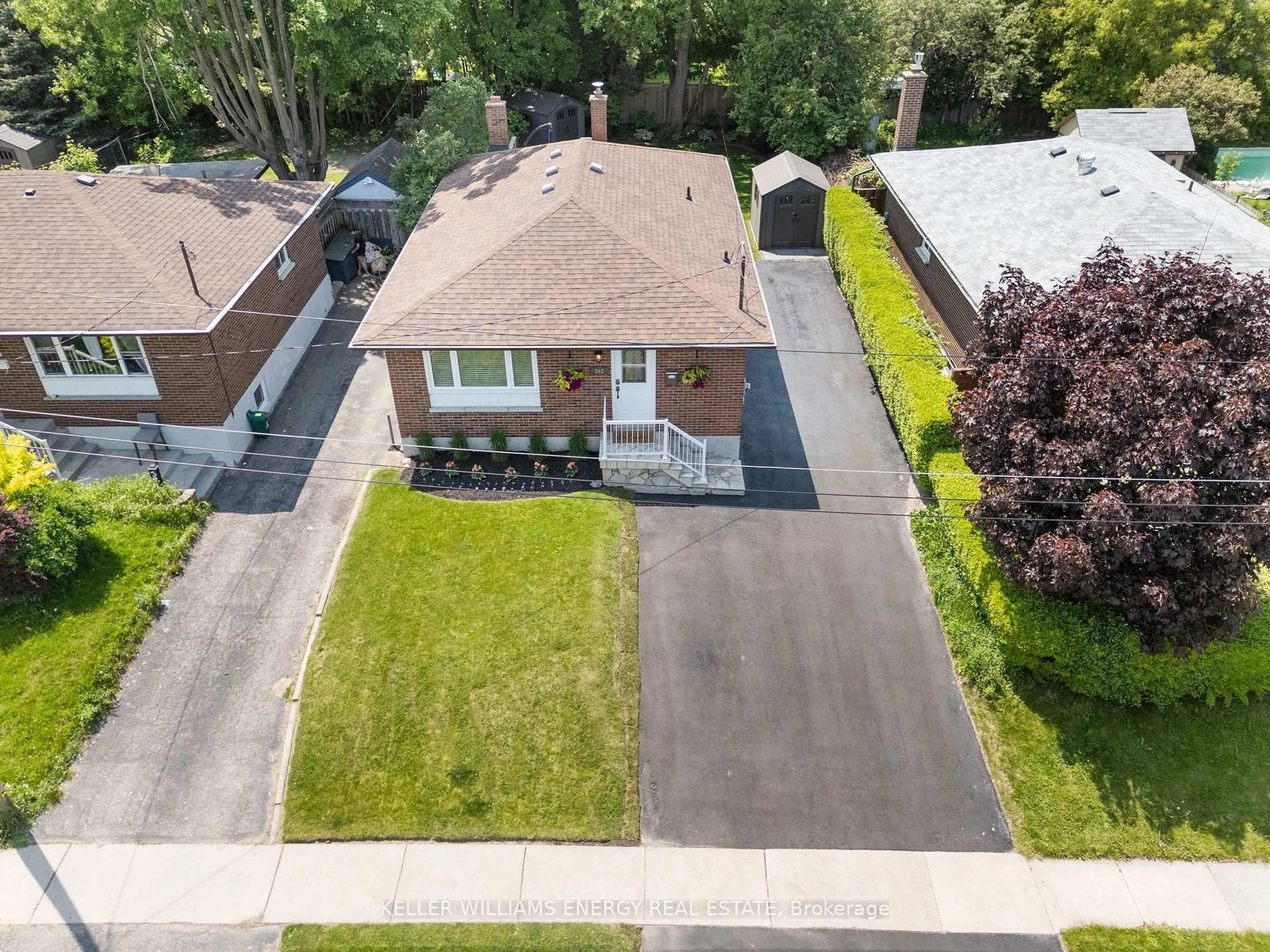 A pic from outside/outdoor area/front of a property/back of a property/a pic from drone, street for 362 Elmridge St, Oshawa Ontario L1H 6R7