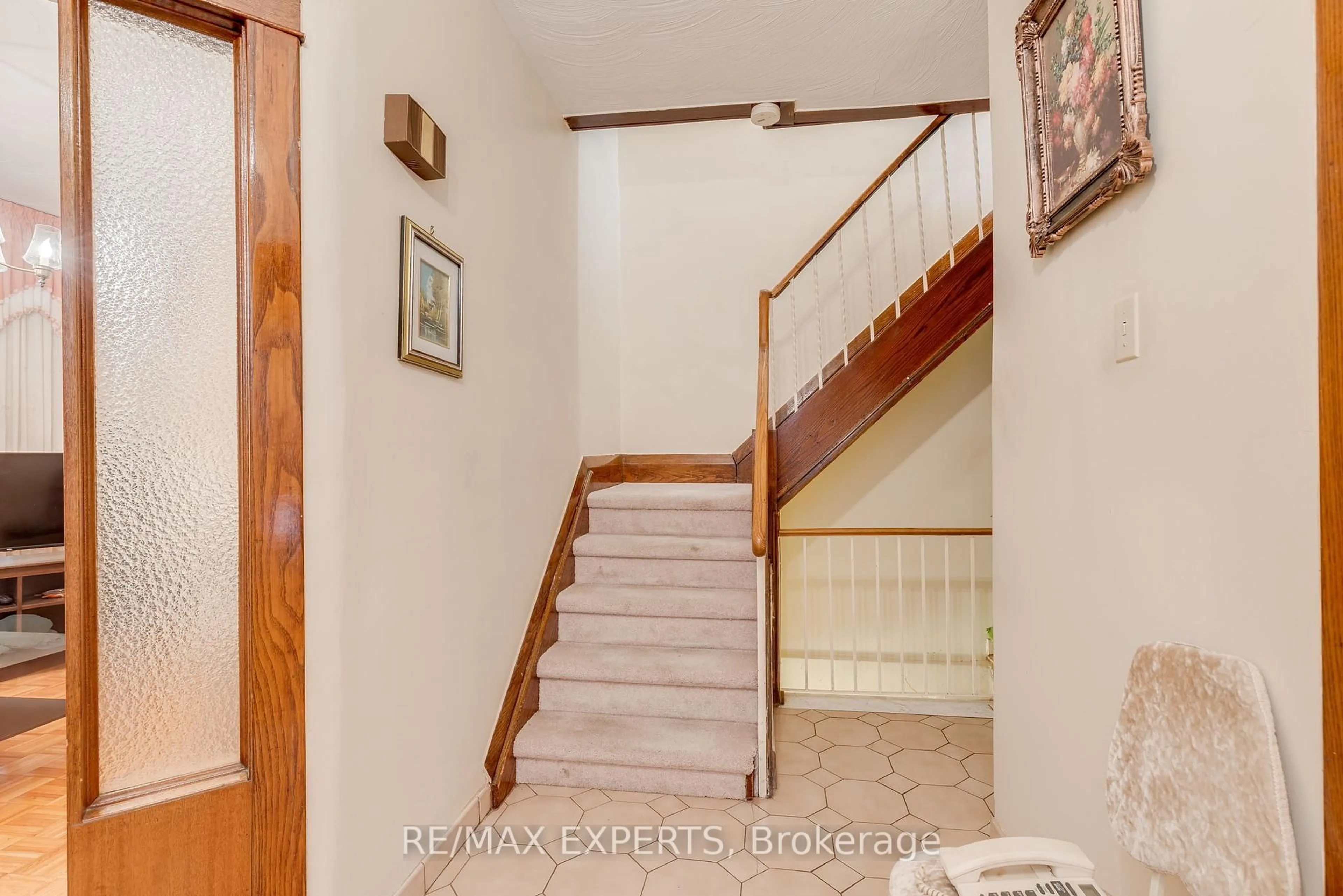 Indoor foyer for 180 Monarch Park Ave, Toronto Ontario M4J 4R8