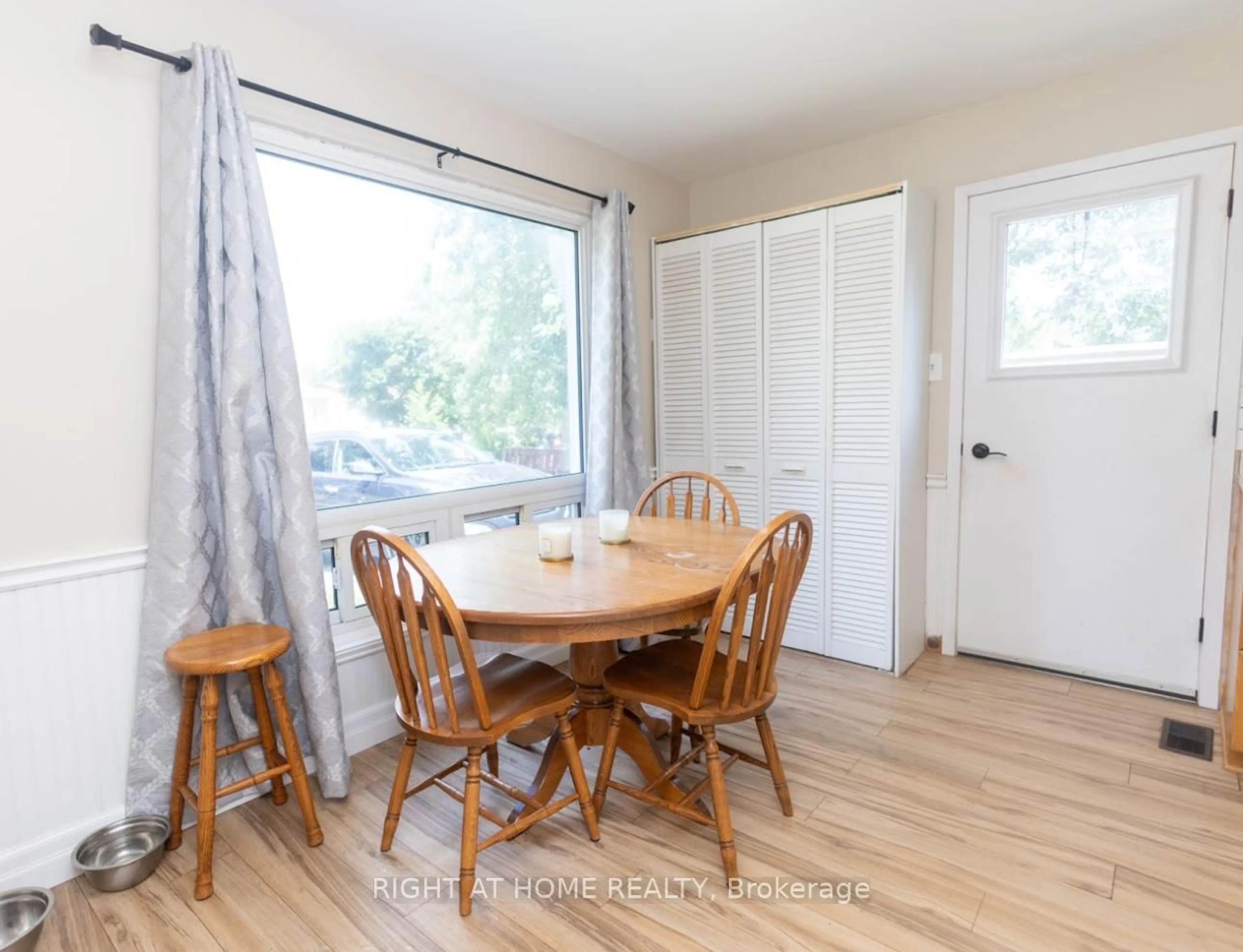 Dining room, wood/laminate floor for 110 Blossom Crt, Scugog Ontario L9L 1G5