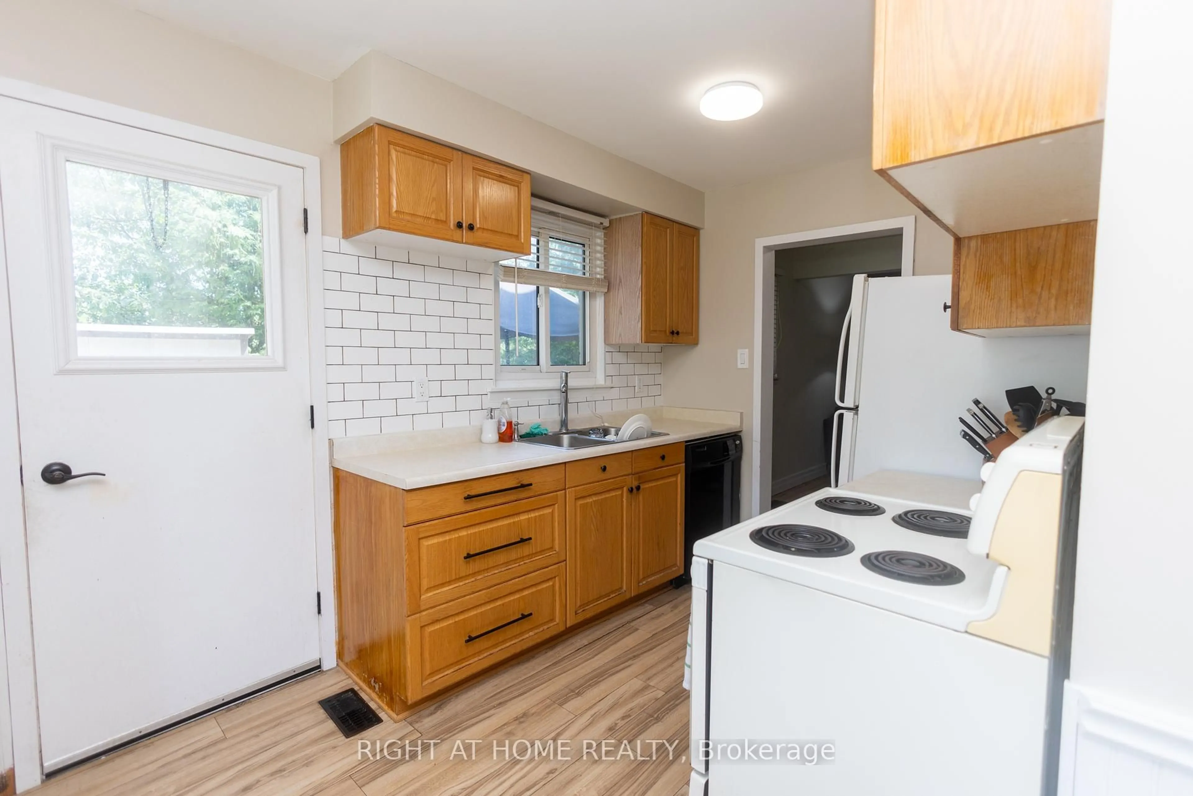 Standard kitchen, unknown for 110 Blossom Crt, Scugog Ontario L9L 1G5