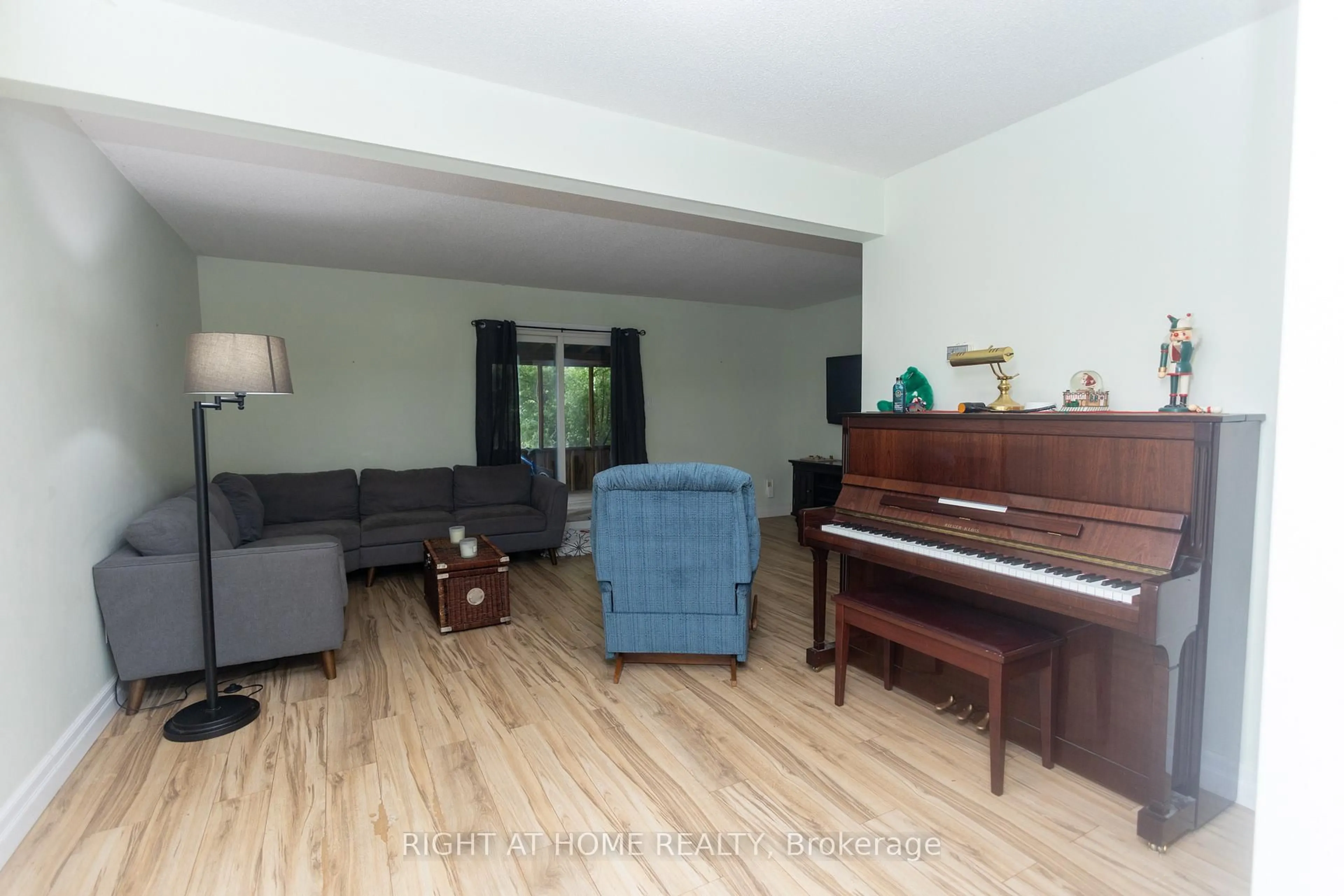 Living room with furniture, wood/laminate floor for 110 Blossom Crt, Scugog Ontario L9L 1G5