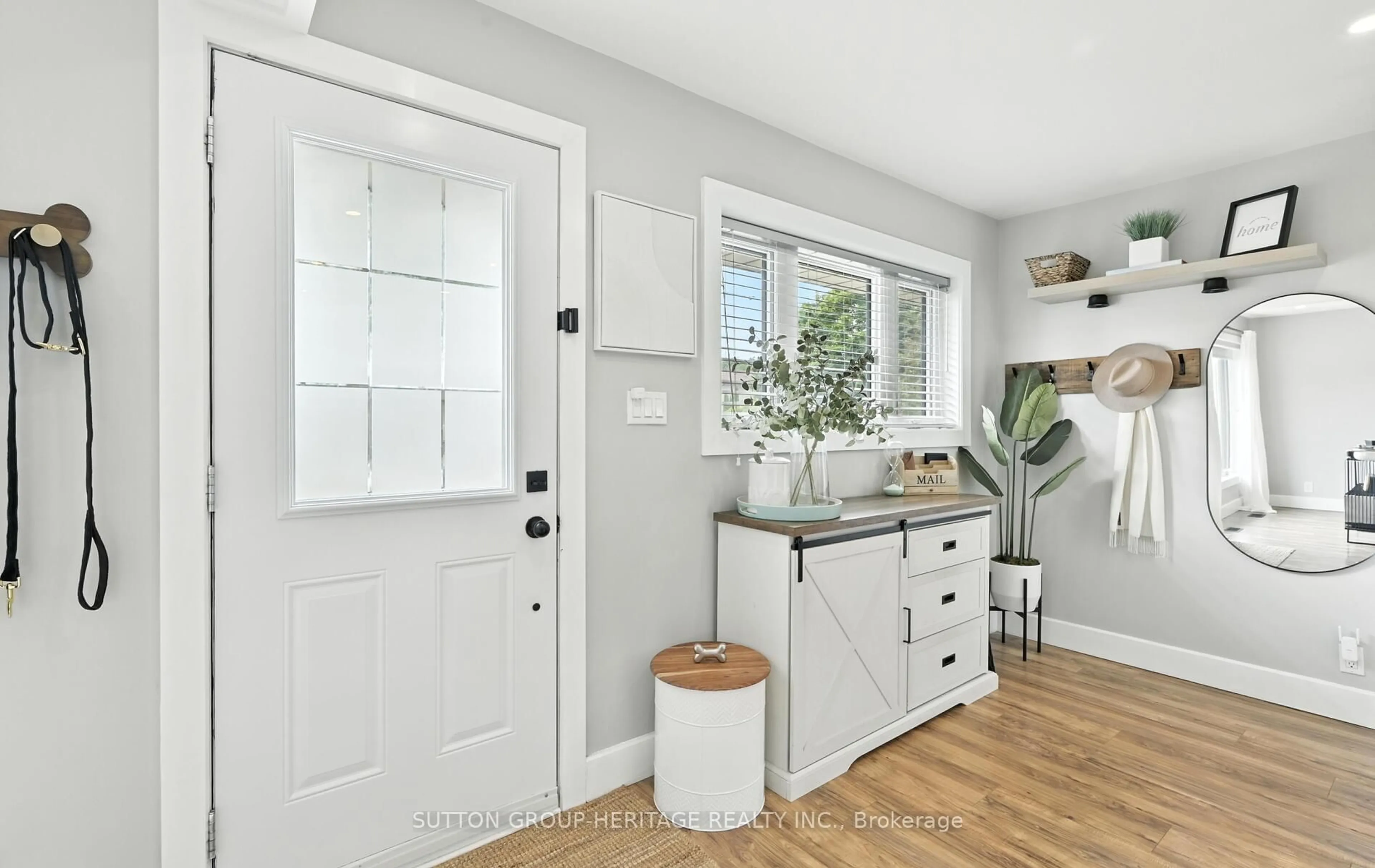 Indoor entryway for 512 Fairleigh Ave, Oshawa Ontario L1J 2W6