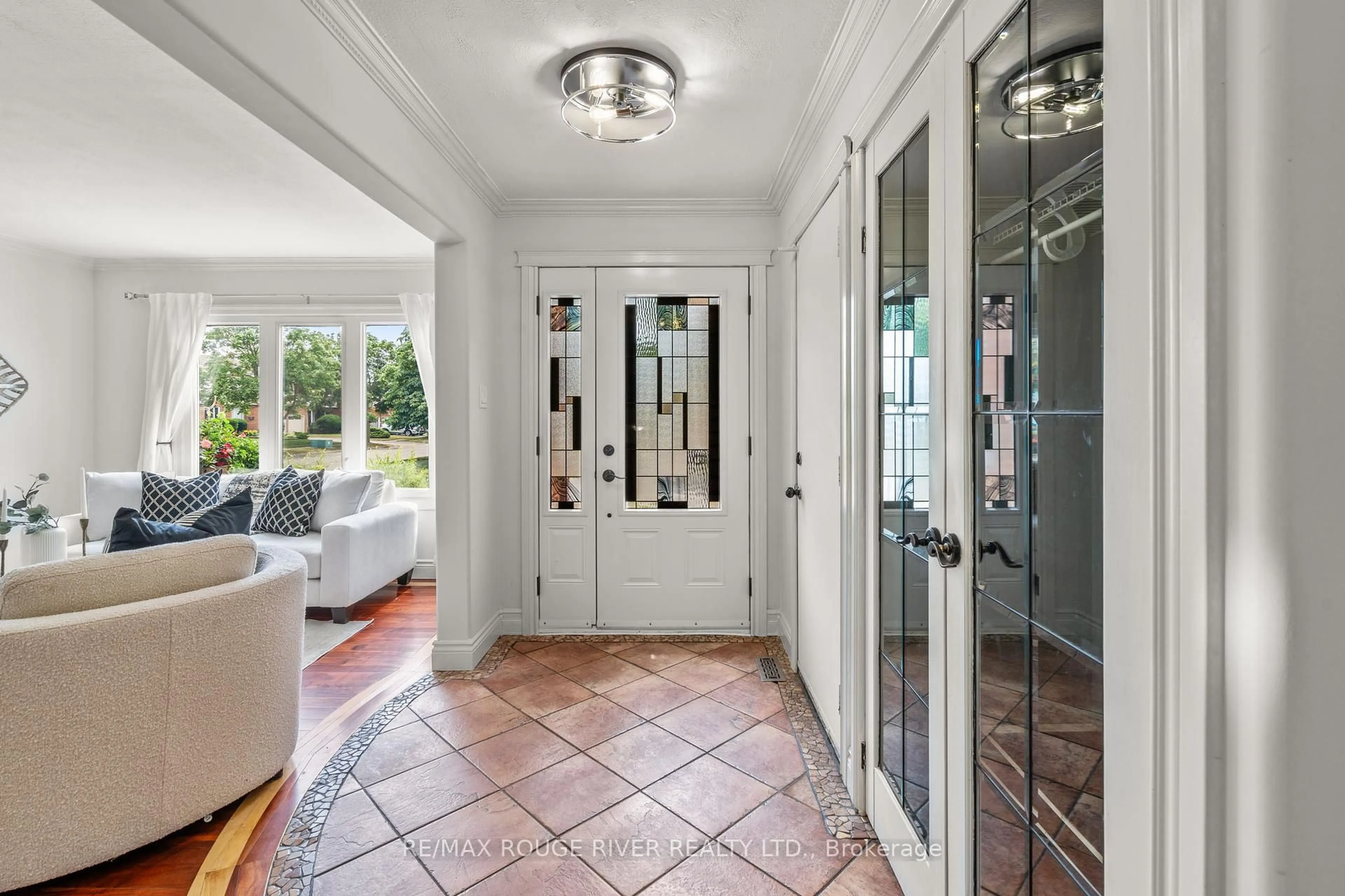 Indoor entryway for 41 Peachtree Cres, Clarington Ontario L1C 4K8