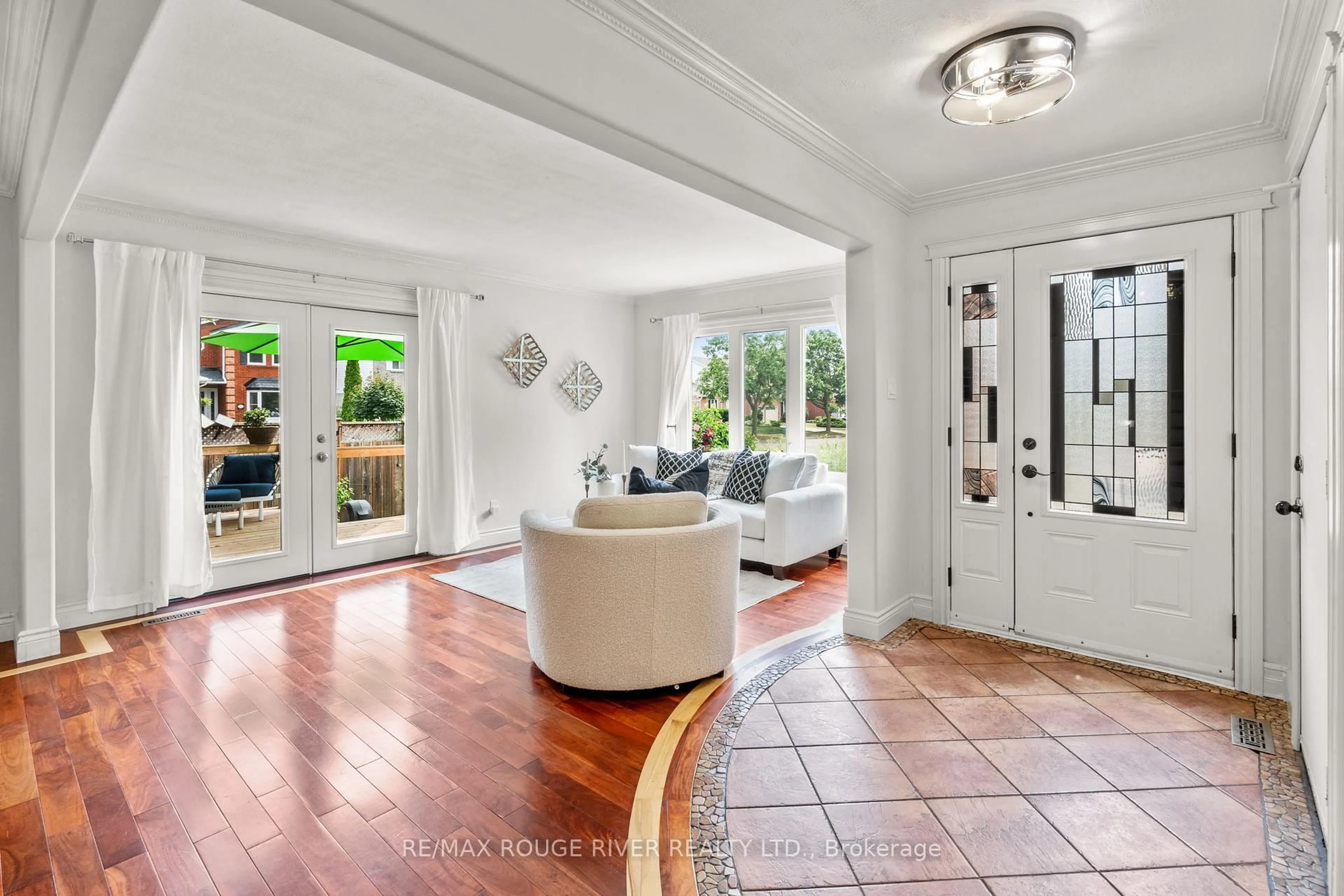 Indoor entryway for 41 Peachtree Cres, Clarington Ontario L1C 4K8