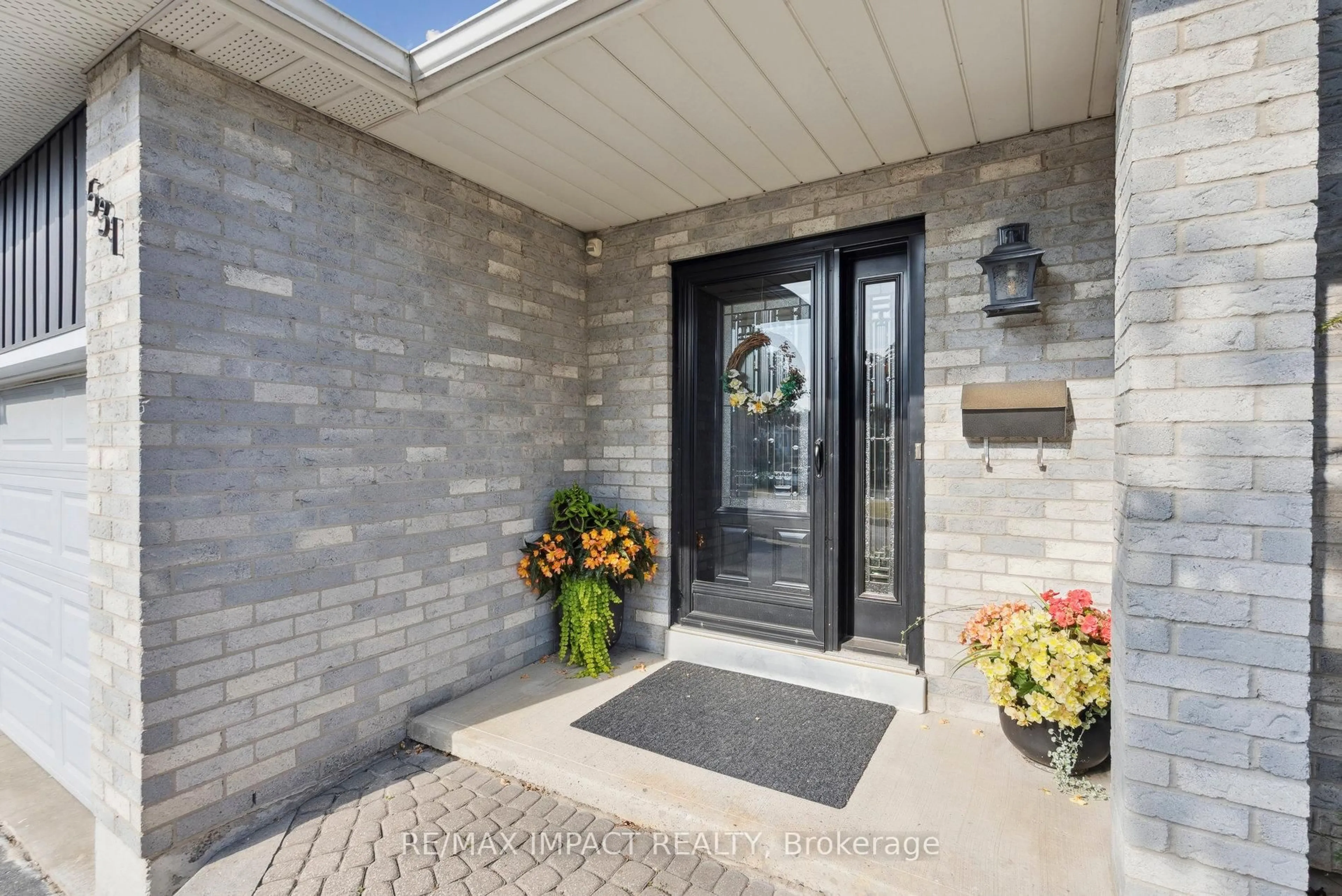 Indoor entryway for 531 CRIMSON Crt, Oshawa Ontario L1J 8E2