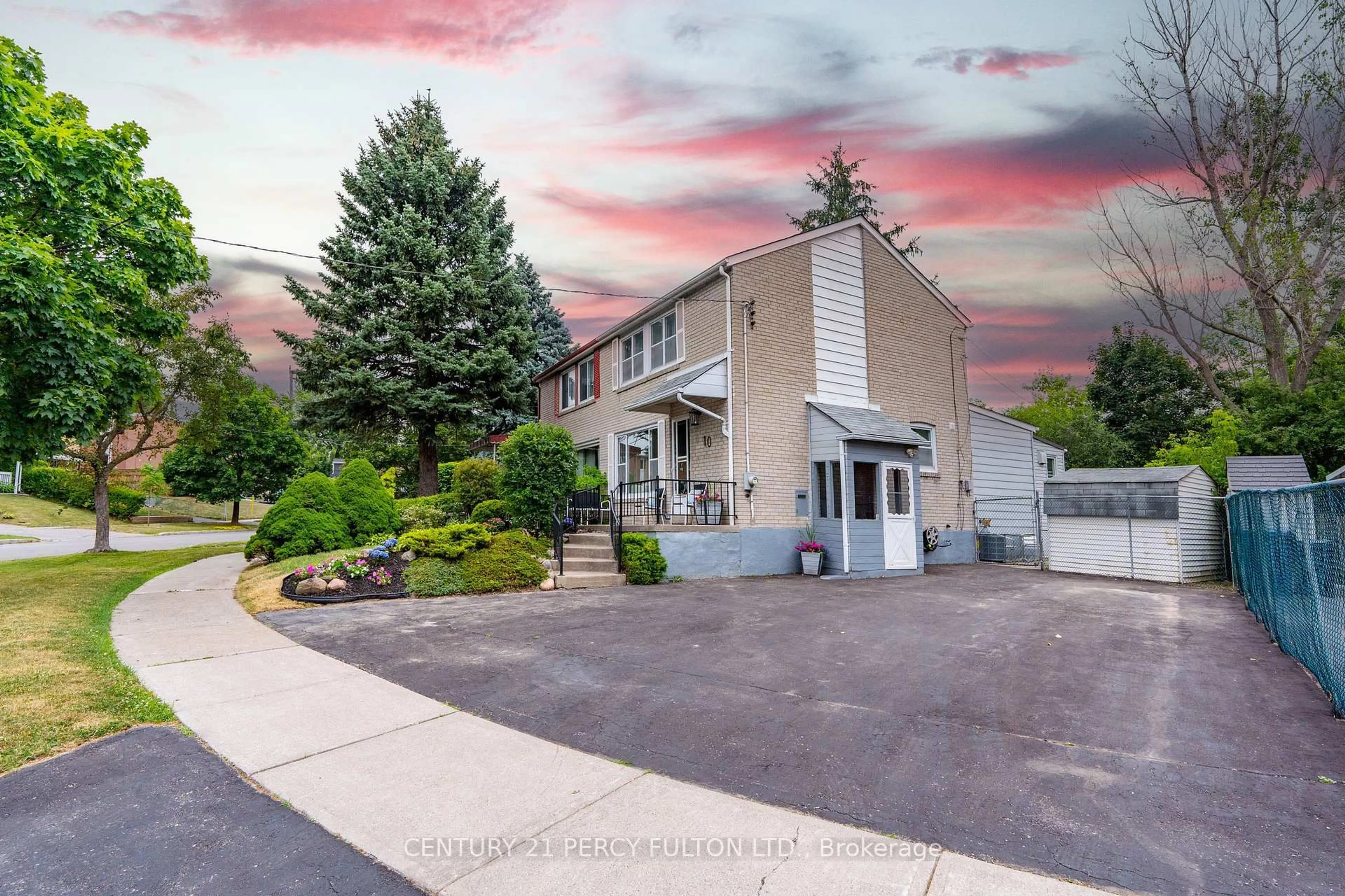 A pic from outside/outdoor area/front of a property/back of a property/a pic from drone, street for 10 Chestnut Cres, Toronto Ontario M1L 1Y5