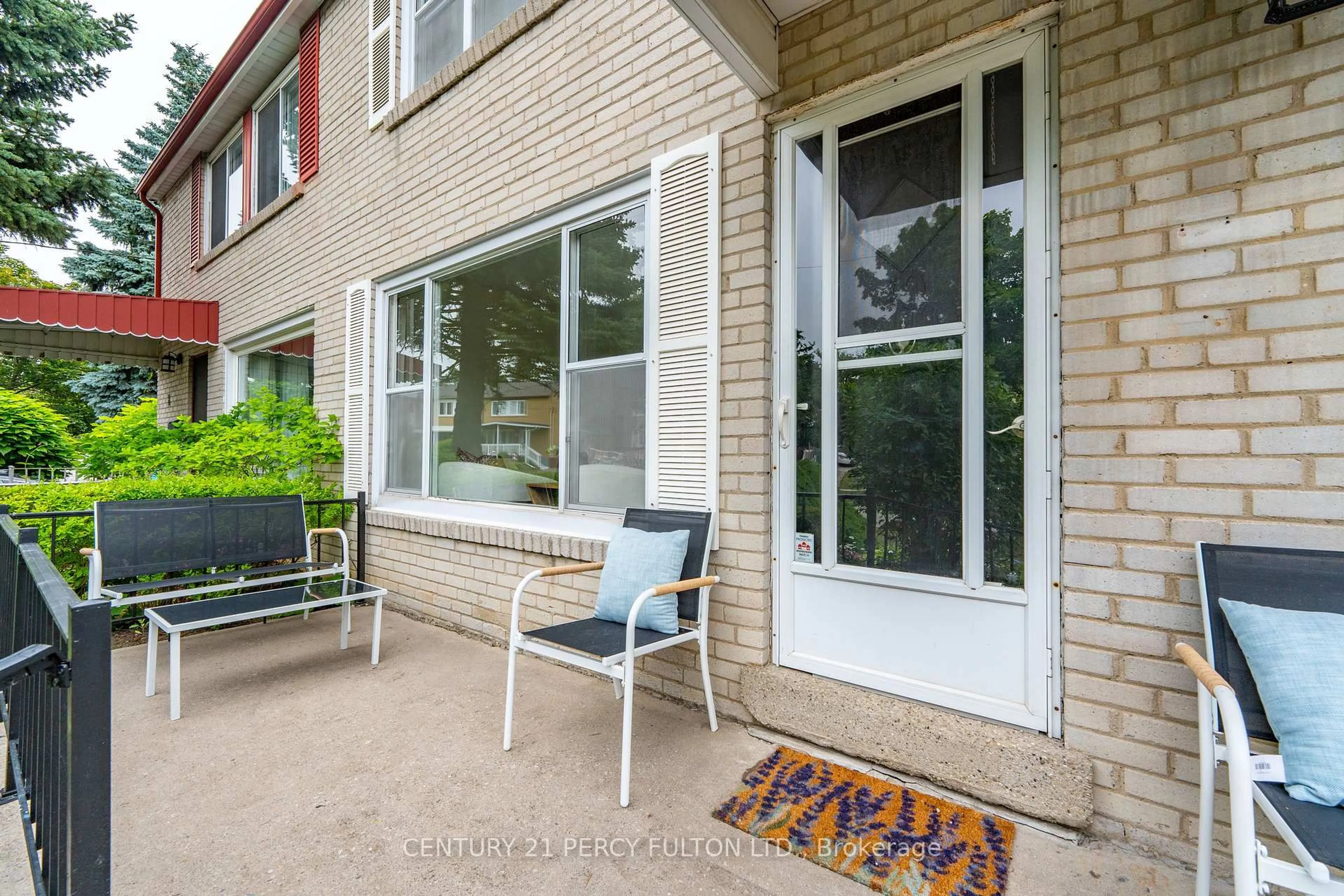 Patio, street for 10 Chestnut Cres, Toronto Ontario M1L 1Y5