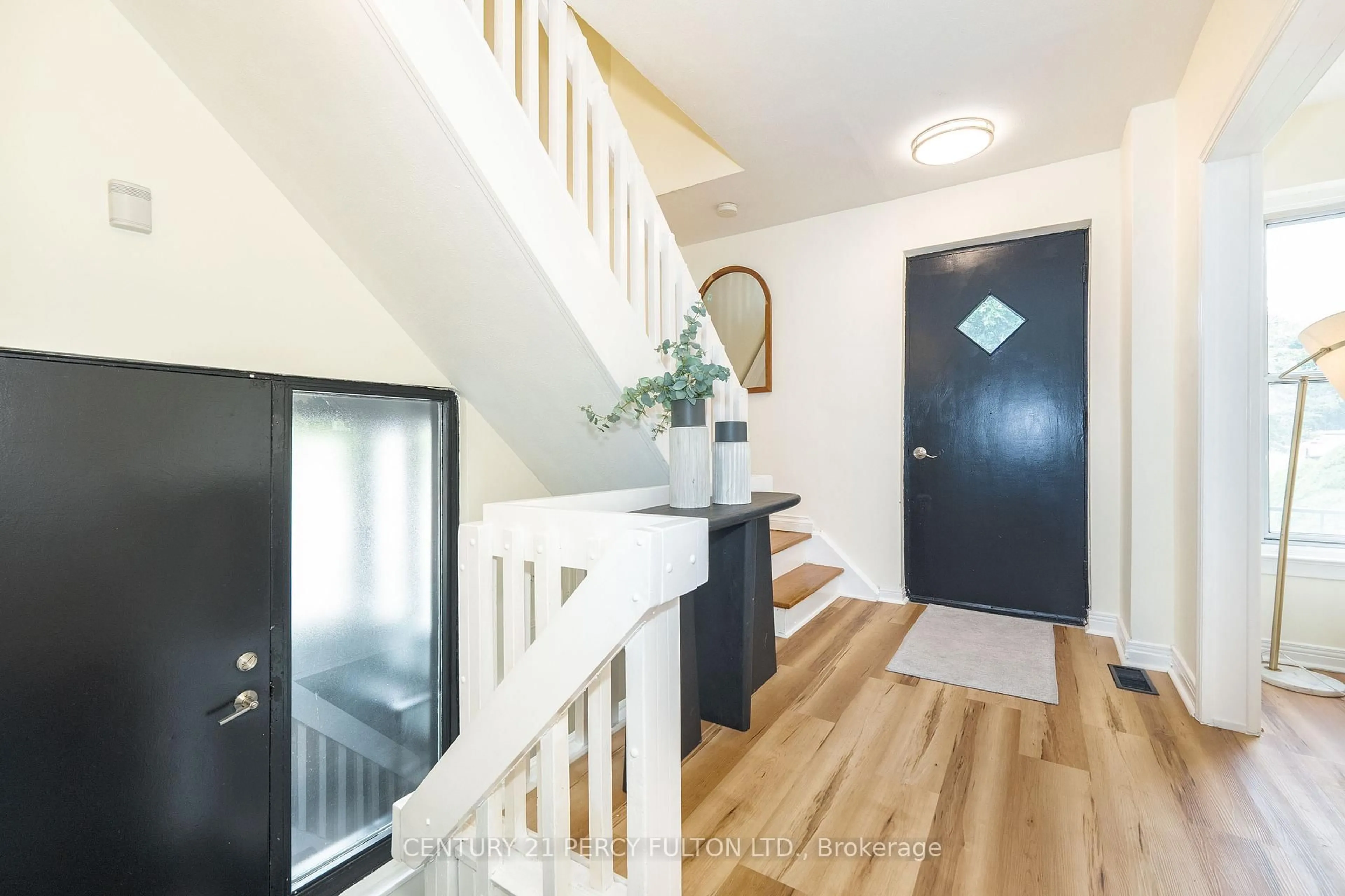 Indoor entryway for 10 Chestnut Cres, Toronto Ontario M1L 1Y5