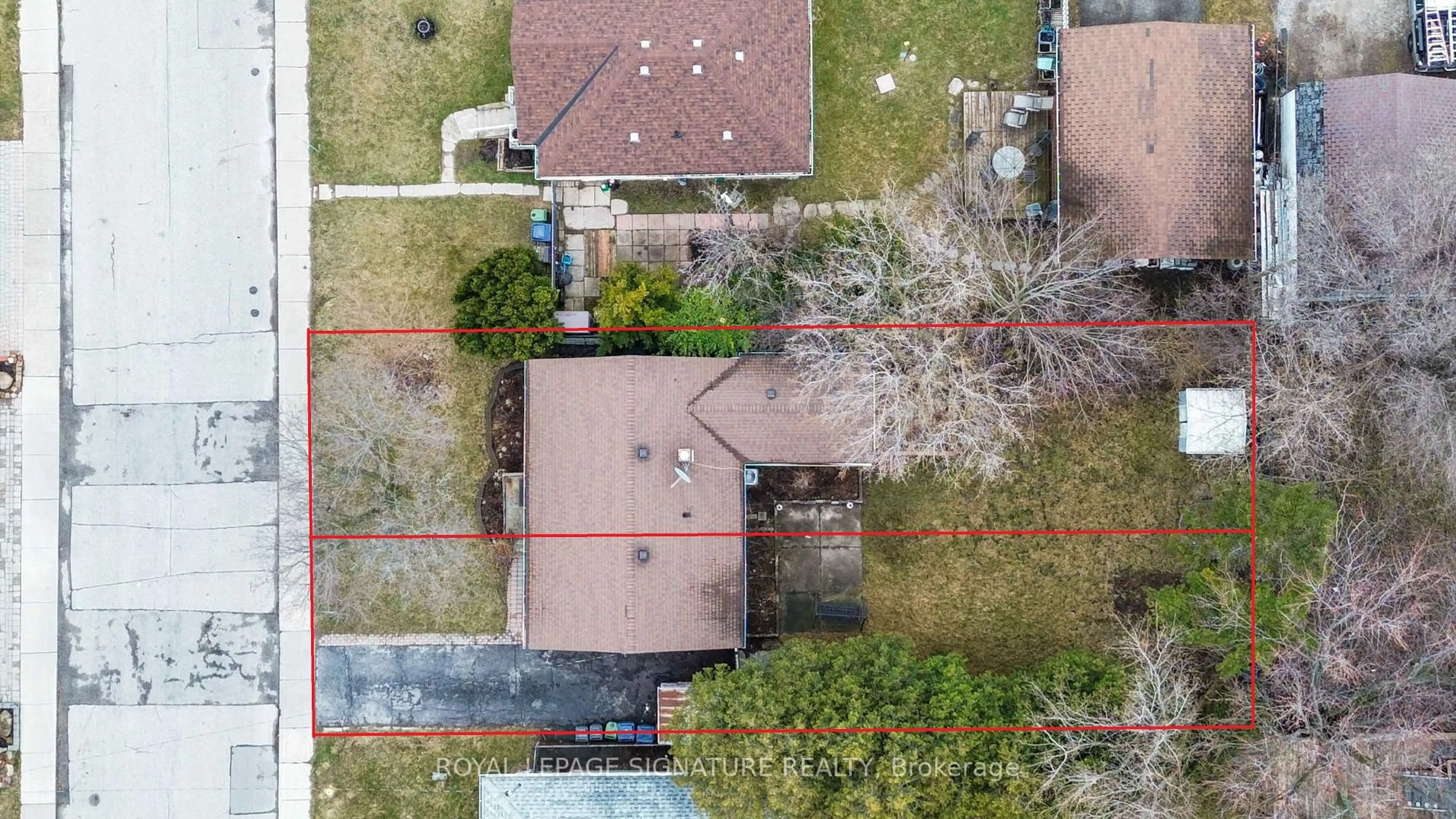 A pic from outside/outdoor area/front of a property/back of a property/a pic from drone, street for 75 Westbourne Ave, Toronto Ontario M1L 2Y3