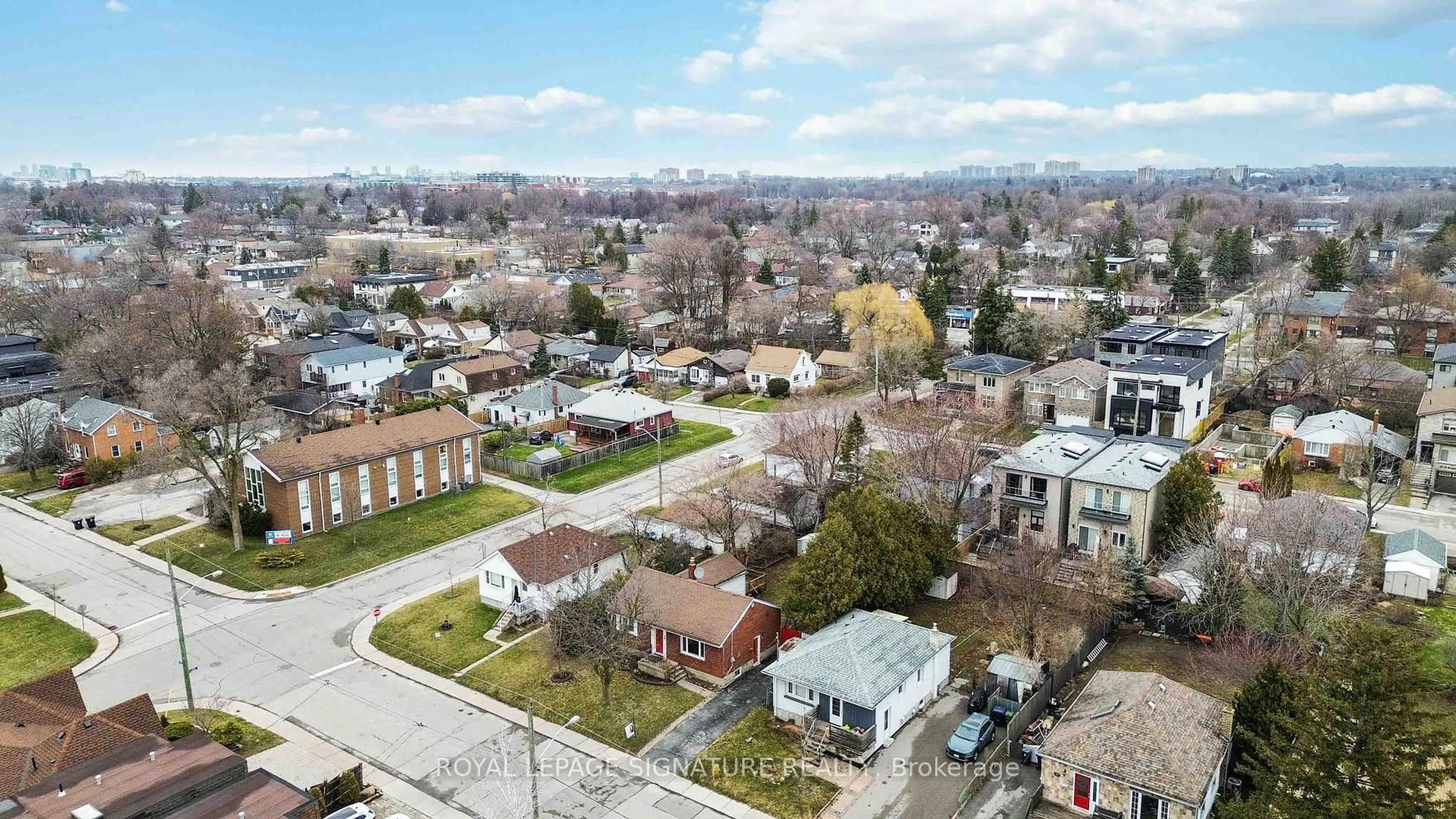 A pic from outside/outdoor area/front of a property/back of a property/a pic from drone, unknown for 75 Westbourne Ave, Toronto Ontario M1L 2Y3