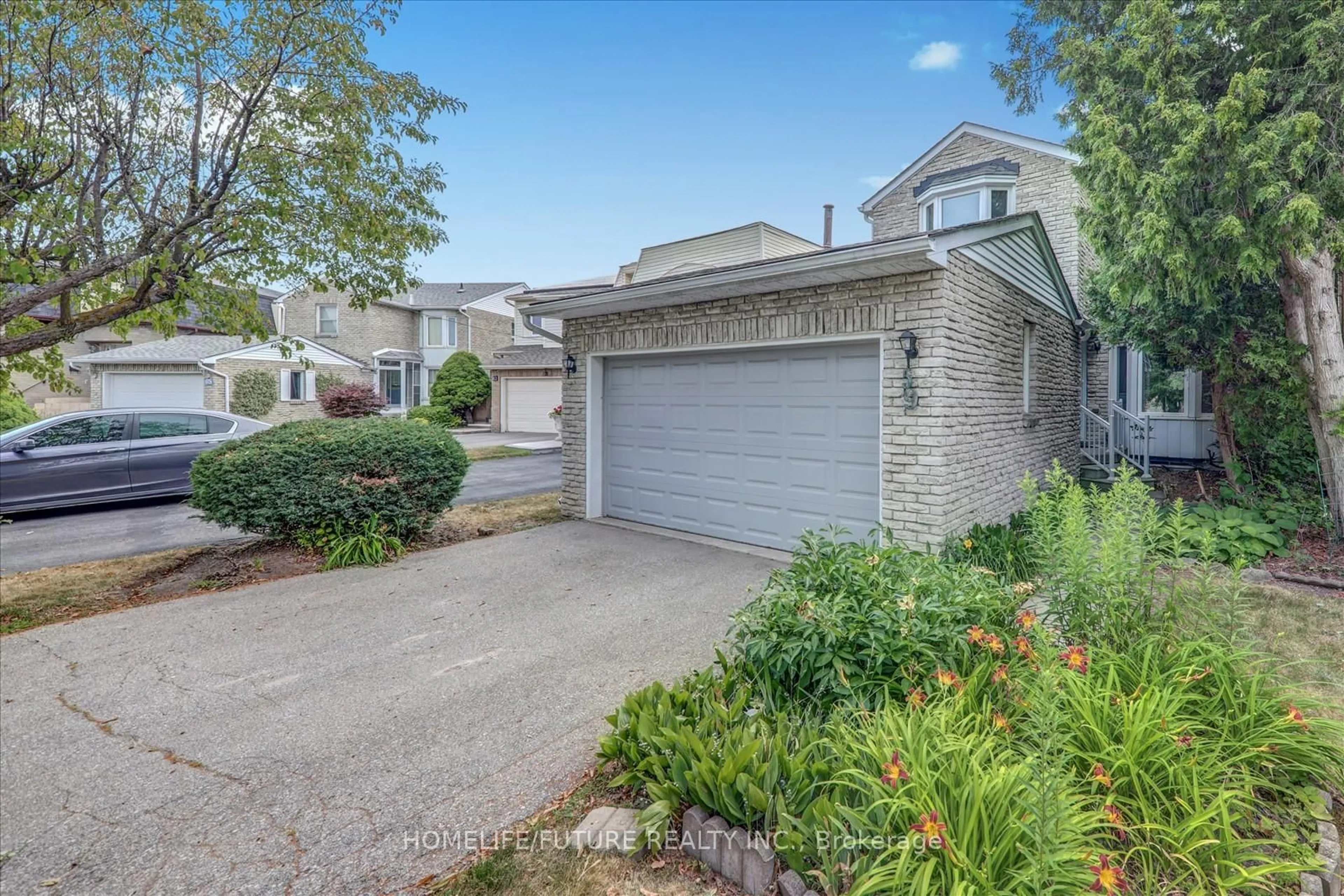 A pic from outside/outdoor area/front of a property/back of a property/a pic from drone, street for 59 Sandyhook Sq, Toronto Ontario M1W 3N6