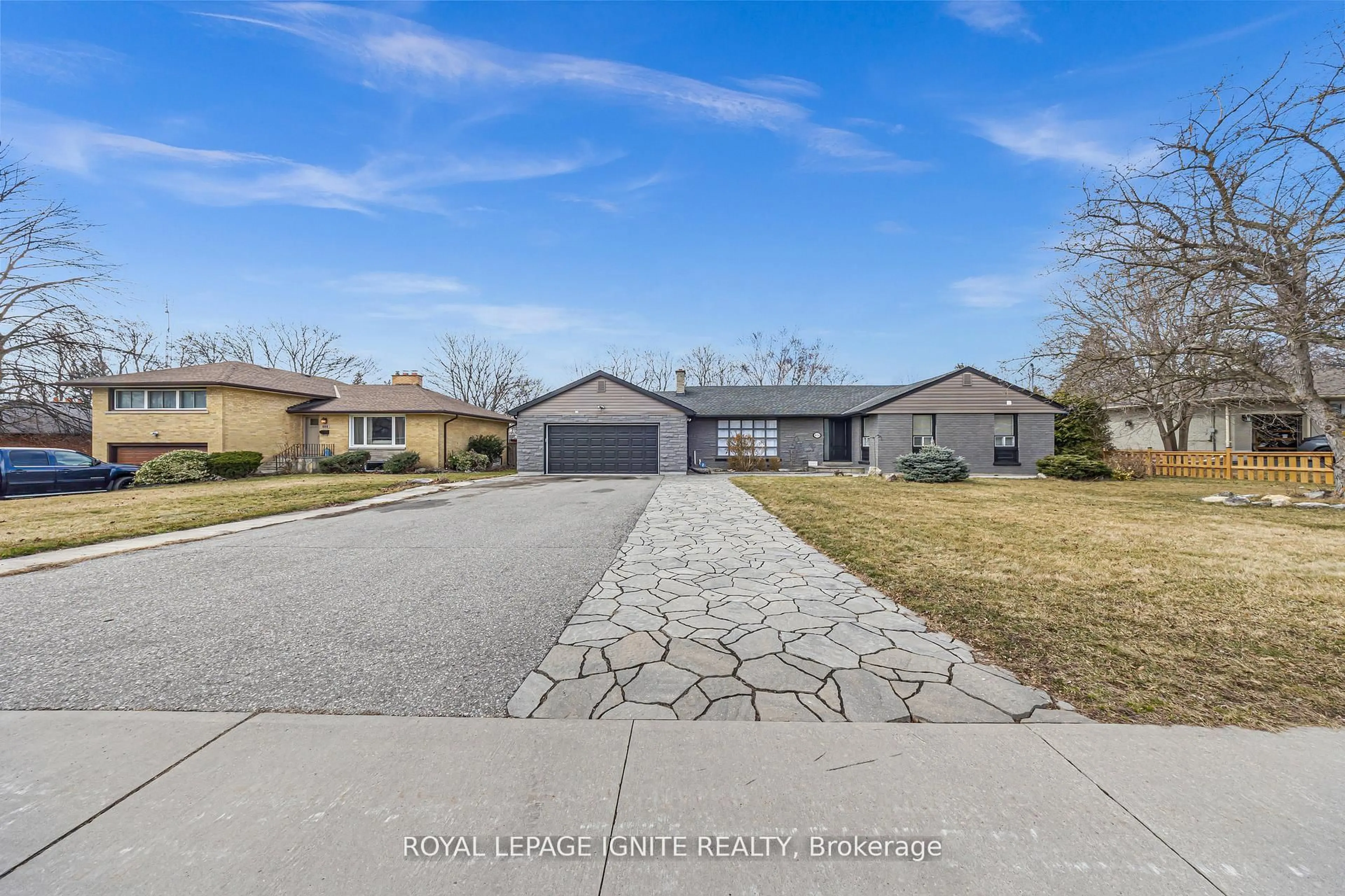 A pic from outside/outdoor area/front of a property/back of a property/a pic from drone, street for 806 Henry St, Whitby Ontario L1N 5E3