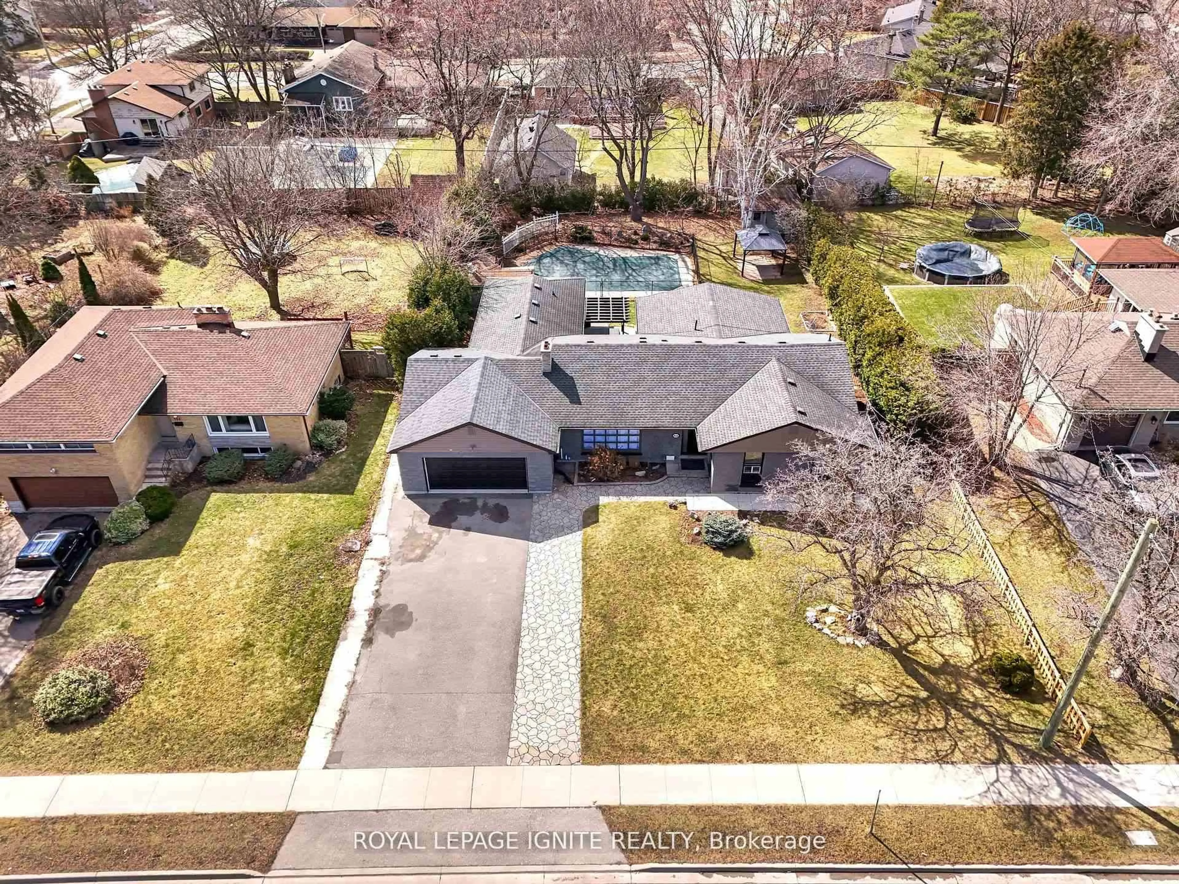 A pic from outside/outdoor area/front of a property/back of a property/a pic from drone, street for 806 Henry St, Whitby Ontario L1N 5E3