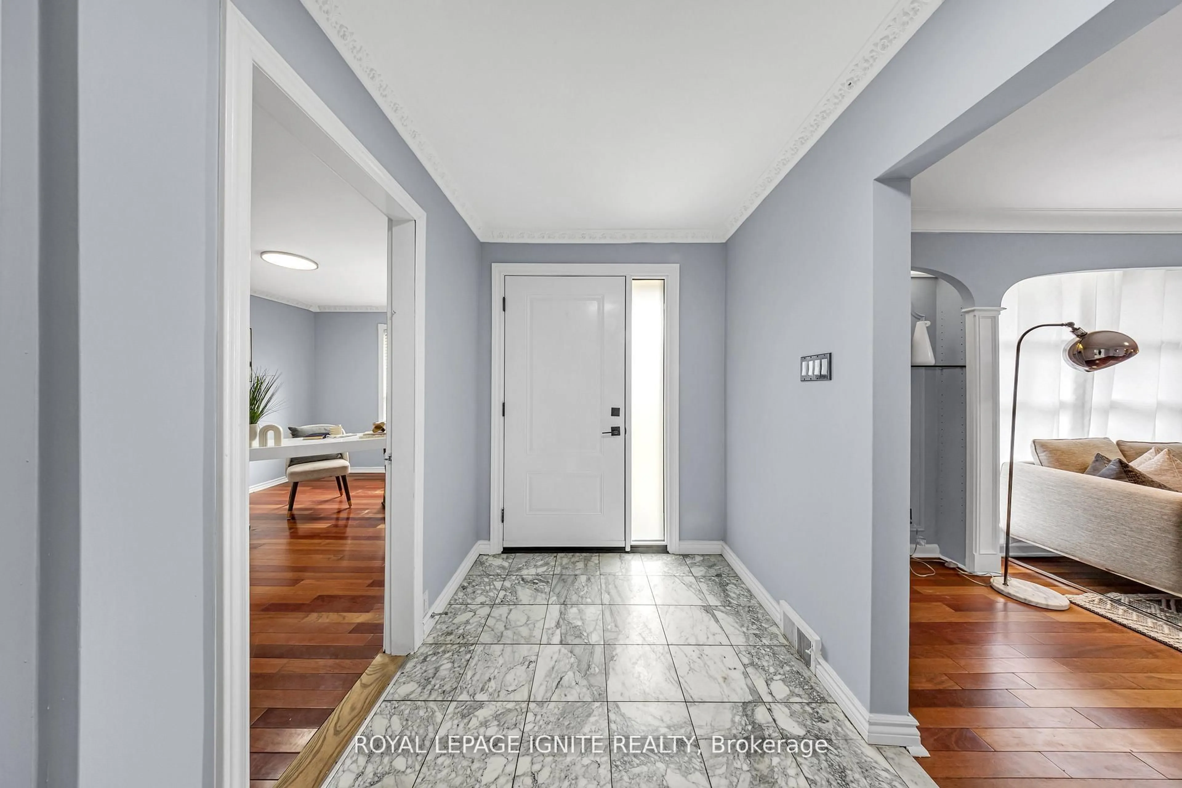 Indoor entryway for 806 Henry St, Whitby Ontario L1N 5E3