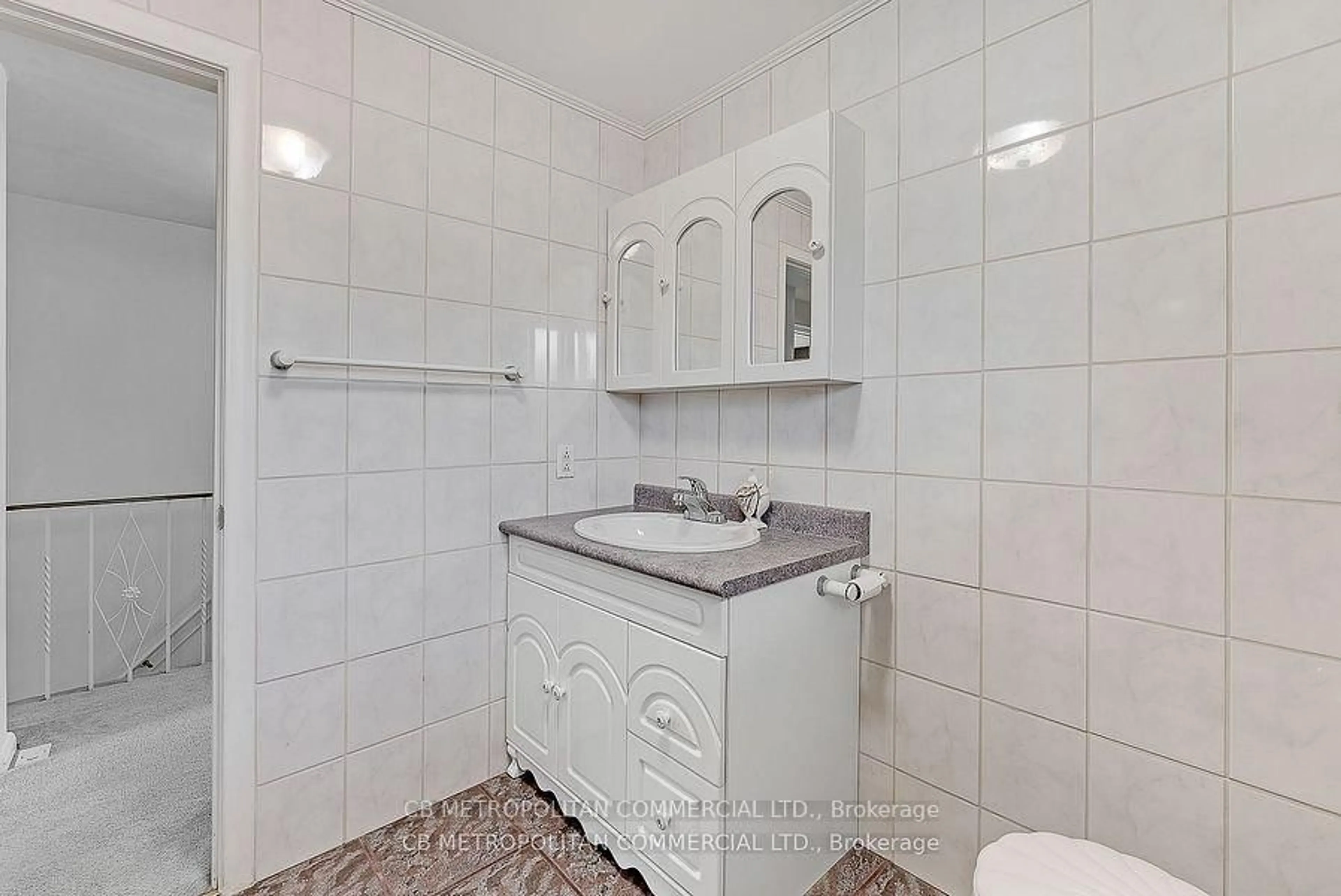 Standard bathroom, ceramic/tile floor for 40 Conlins Rd, Toronto Ontario M1C 1C3