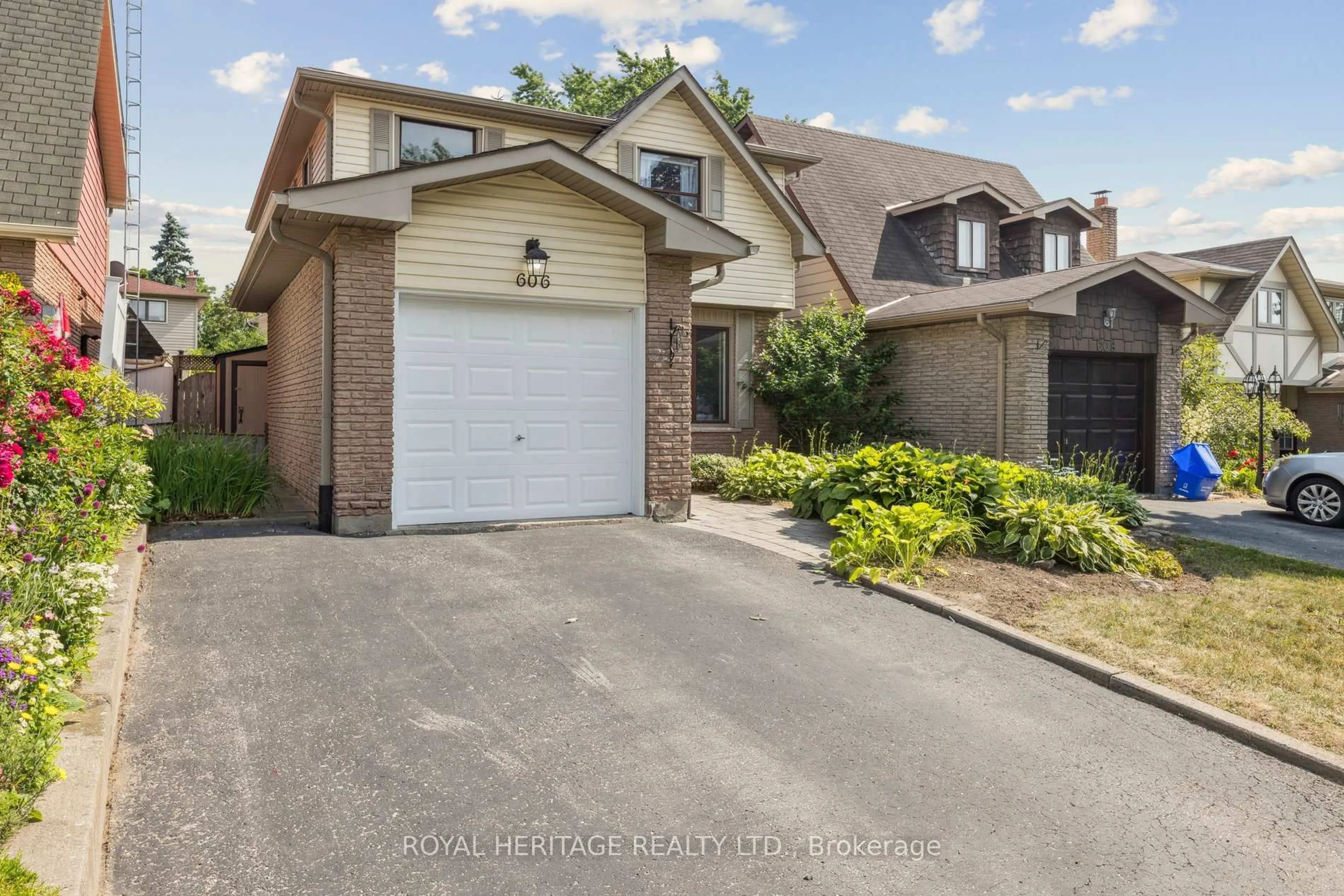 A pic from outside/outdoor area/front of a property/back of a property/a pic from drone, street for 606 Stonebridge Lane, Pickering Ontario L1W 3B3