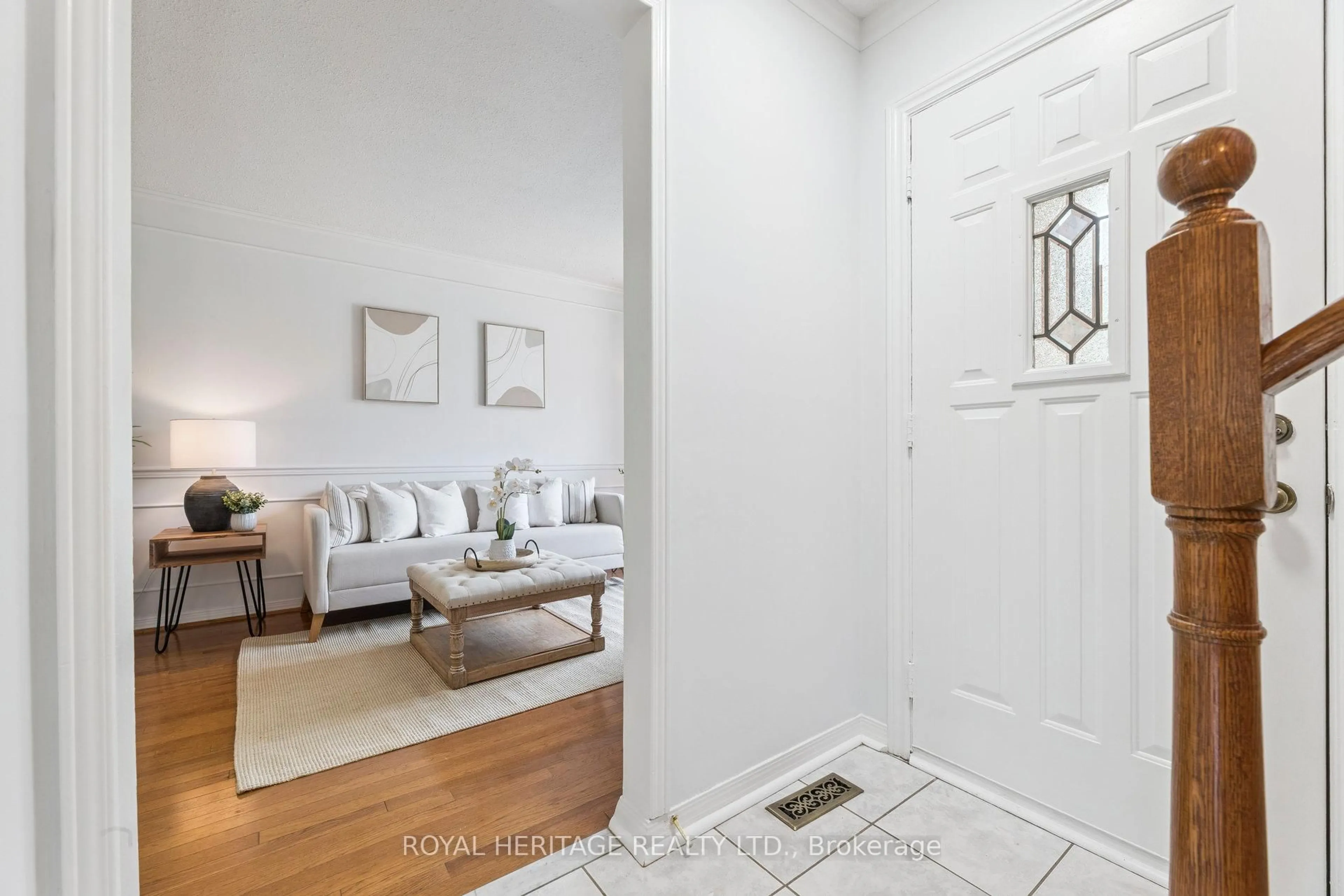 Indoor entryway for 606 Stonebridge Lane, Pickering Ontario L1W 3B3