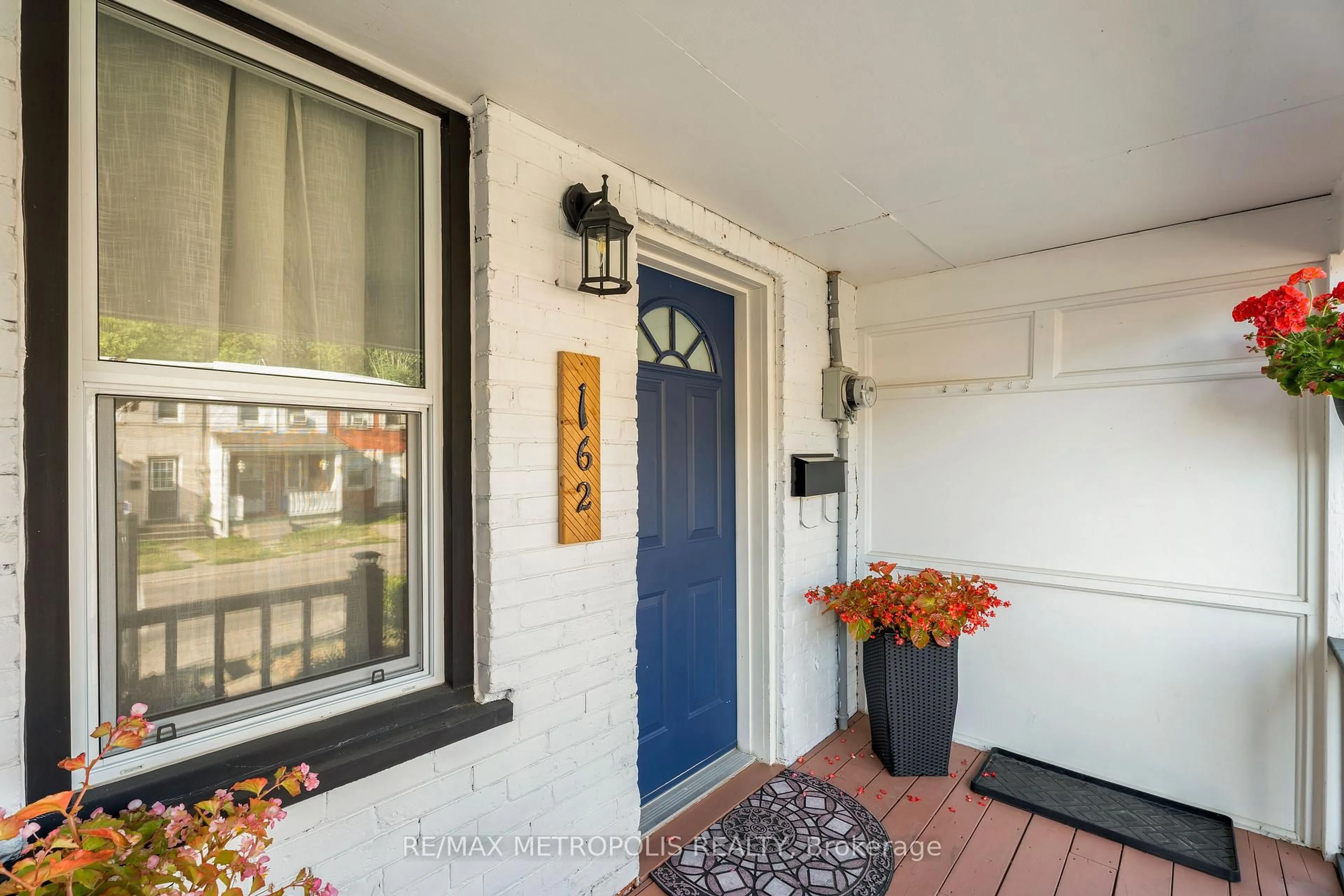 Indoor entryway for 162 Olive Ave, Oshawa Ontario L1H 2P2