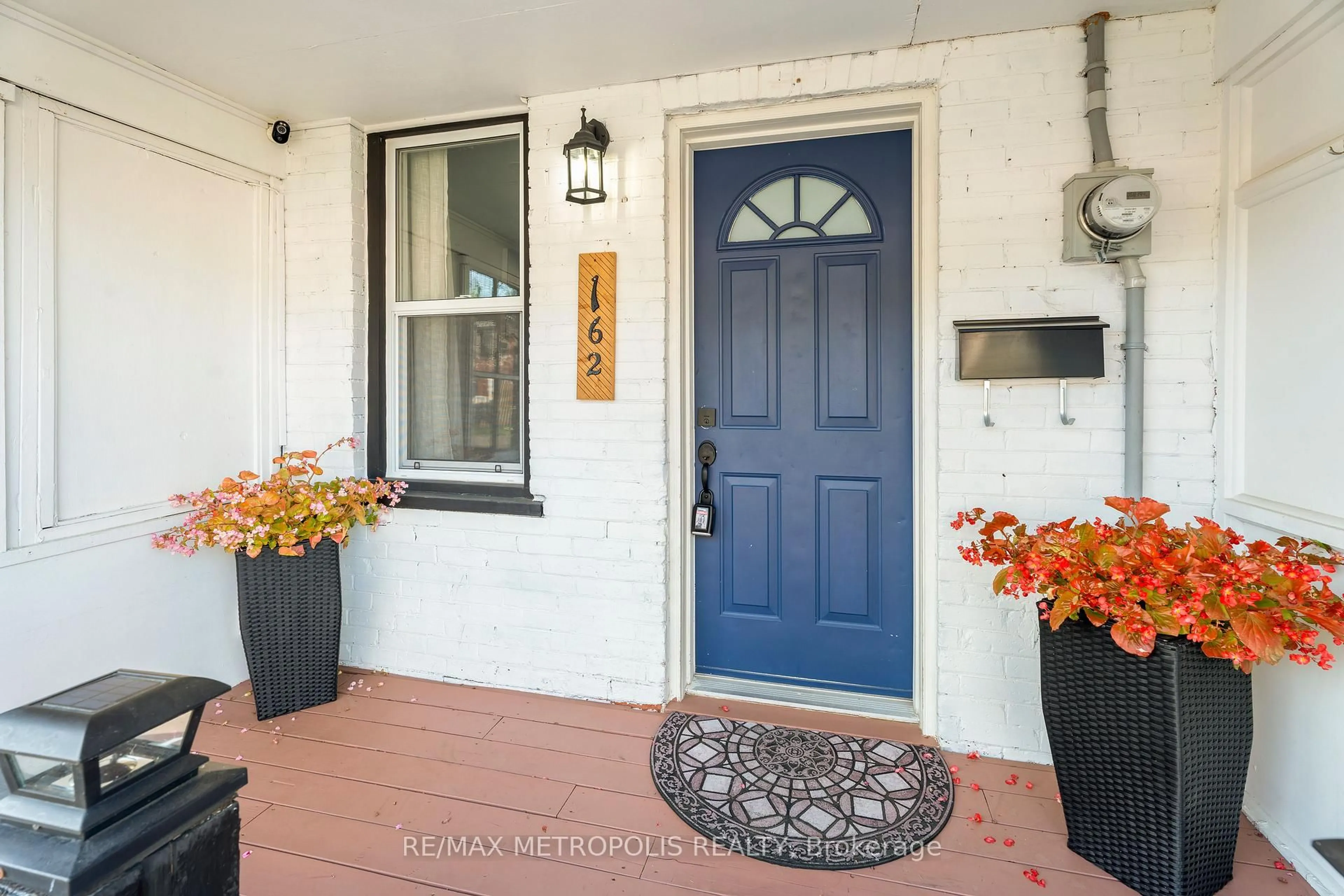 Indoor entryway for 162 Olive Ave, Oshawa Ontario L1H 2P2