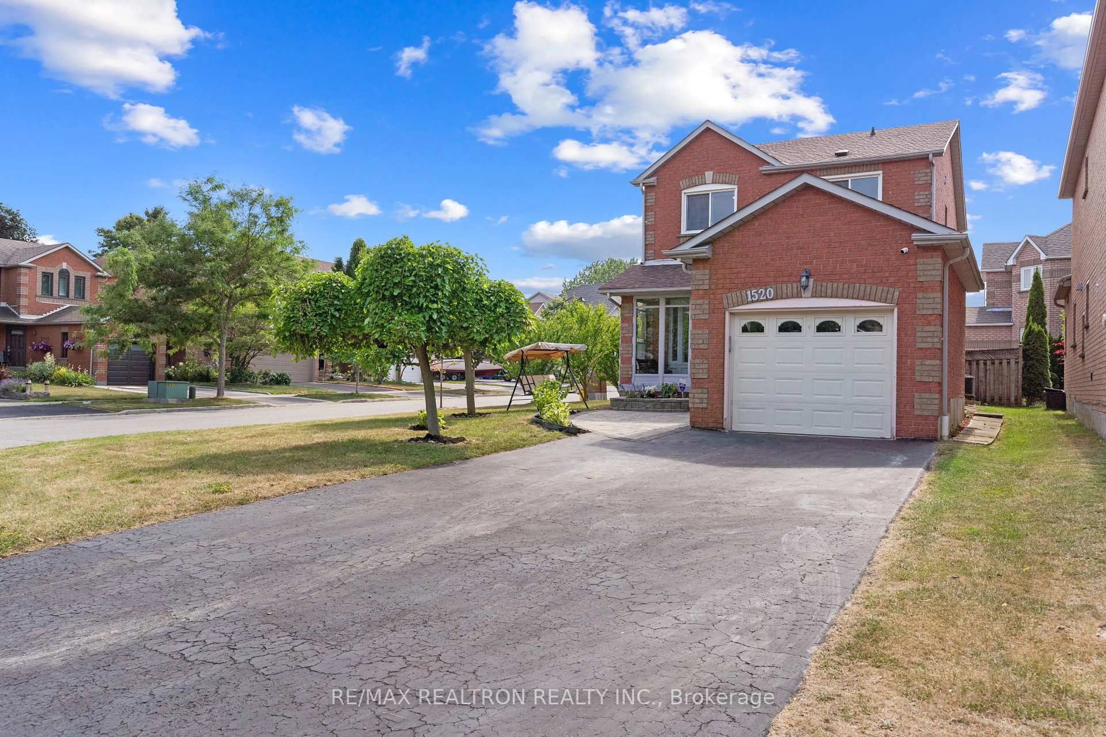 A pic from outside/outdoor area/front of a property/back of a property/a pic from drone, street for 1520 Sandhurst Cres, Pickering Ontario L1V 6Y6