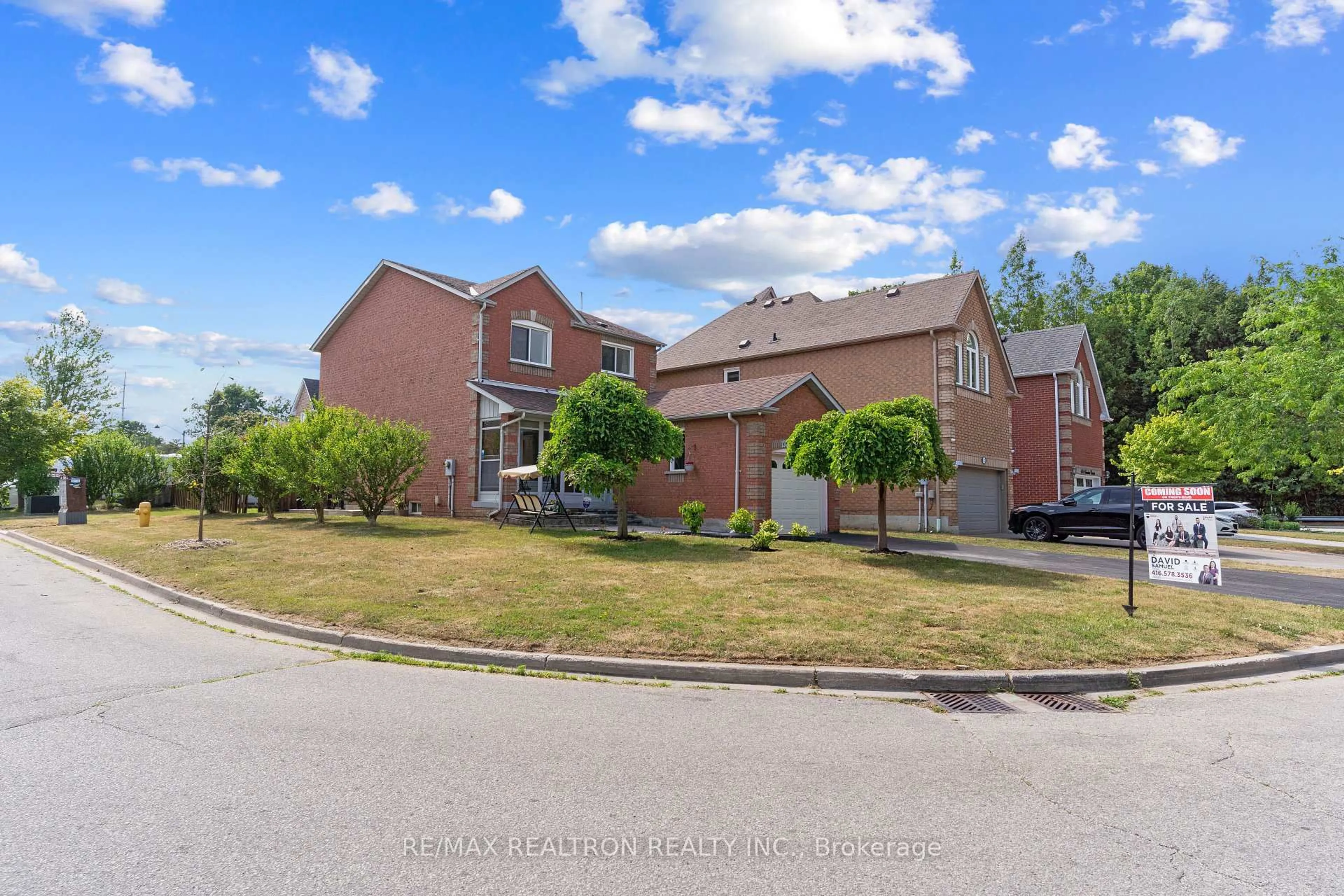 A pic from outside/outdoor area/front of a property/back of a property/a pic from drone, street for 1520 Sandhurst Cres, Pickering Ontario L1V 6Y6