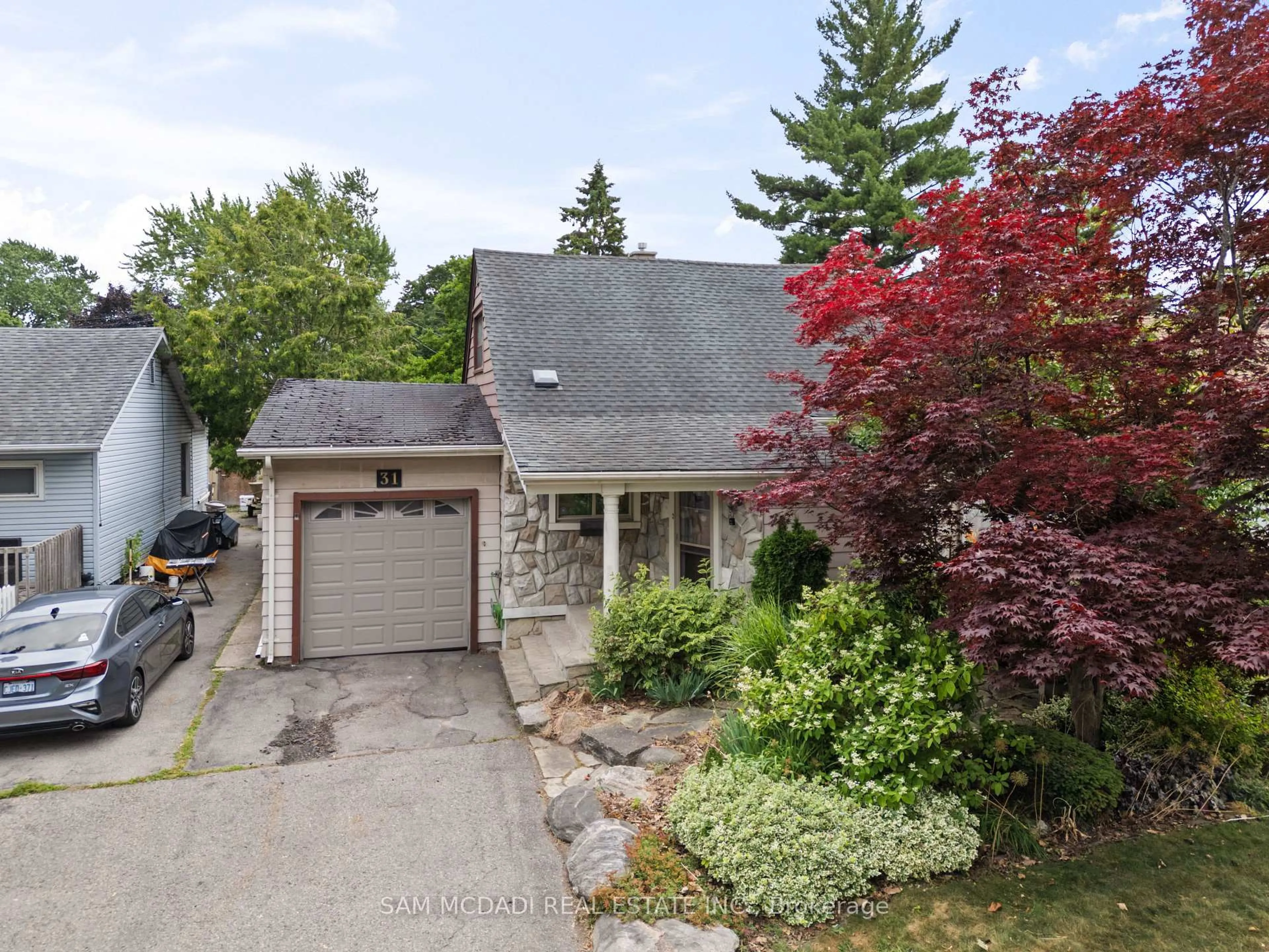 A pic from outside/outdoor area/front of a property/back of a property/a pic from drone, street for 31 Beech St, Ajax Ontario L1S 1W2