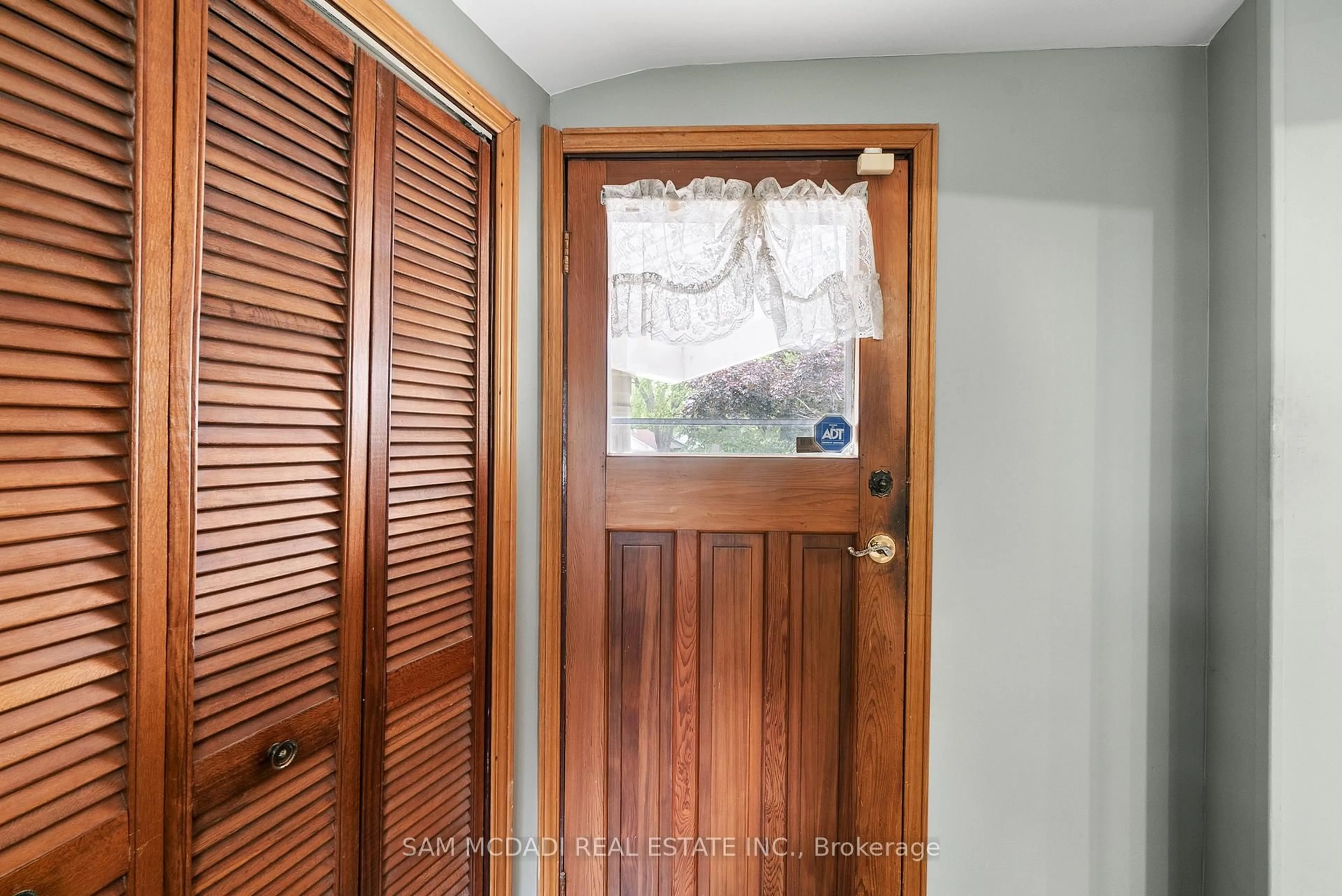 Indoor entryway for 31 Beech St, Ajax Ontario L1S 1W2