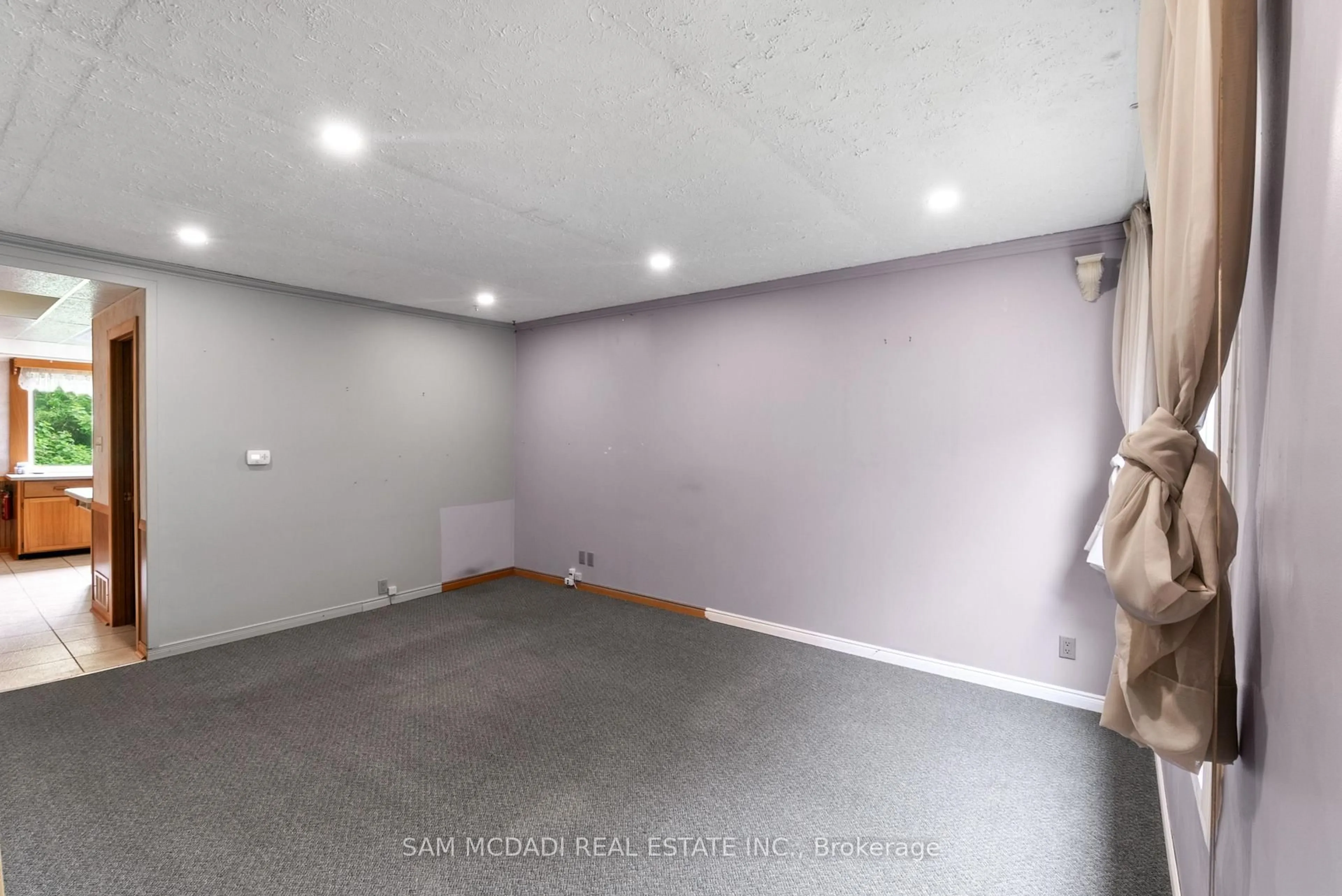 A pic of a room for 31 Beech St, Ajax Ontario L1S 1W2
