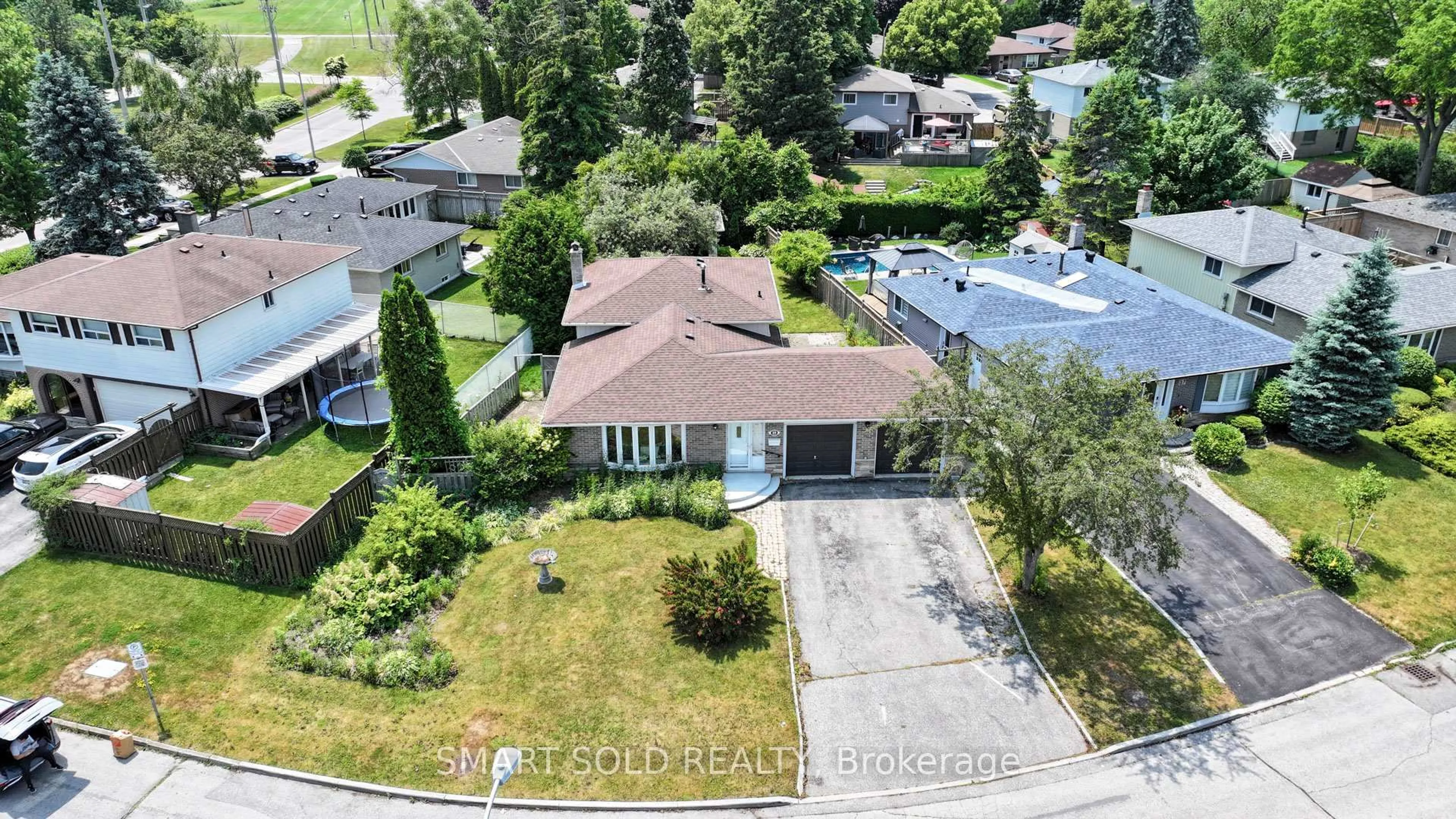 A pic from outside/outdoor area/front of a property/back of a property/a pic from drone, street for 39 Lawrie Rd, Ajax Ontario L1S 3A1