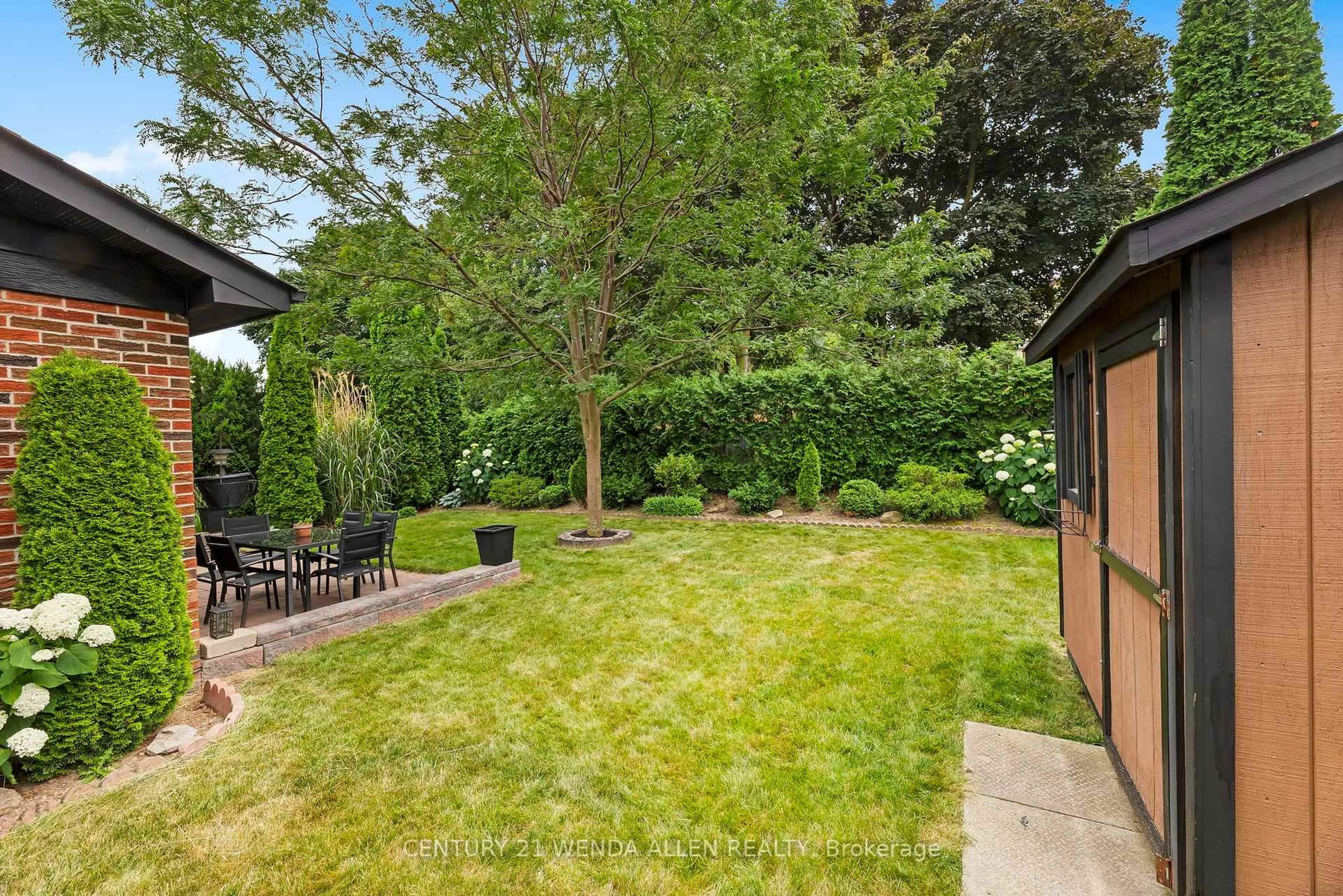 Patio, street for 572 Arnhem Dr, Oshawa Ontario L1G 2J6
