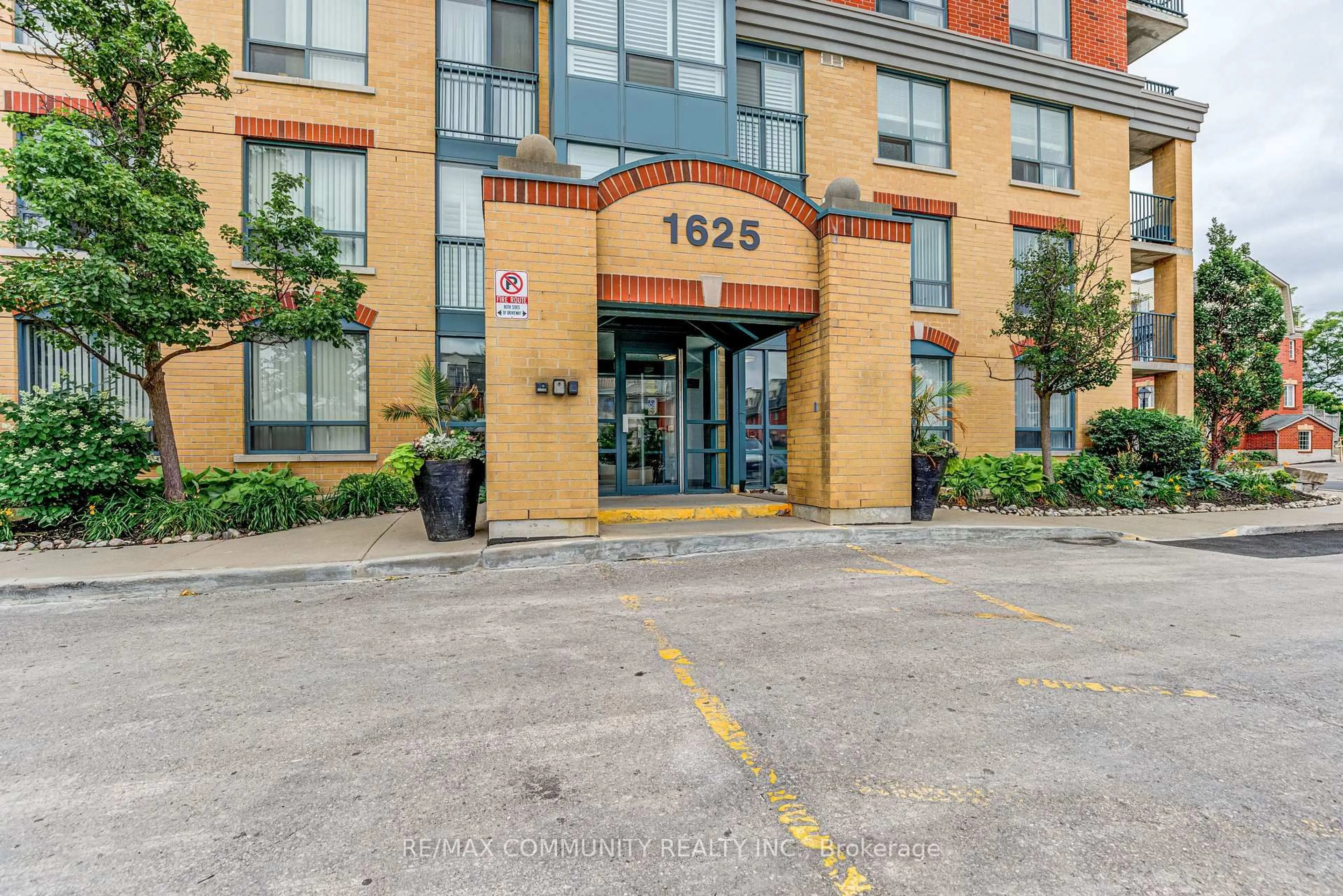 Indoor foyer for 1625 Pickering Pkwy #704, Pickering Ontario L1V 6Z6