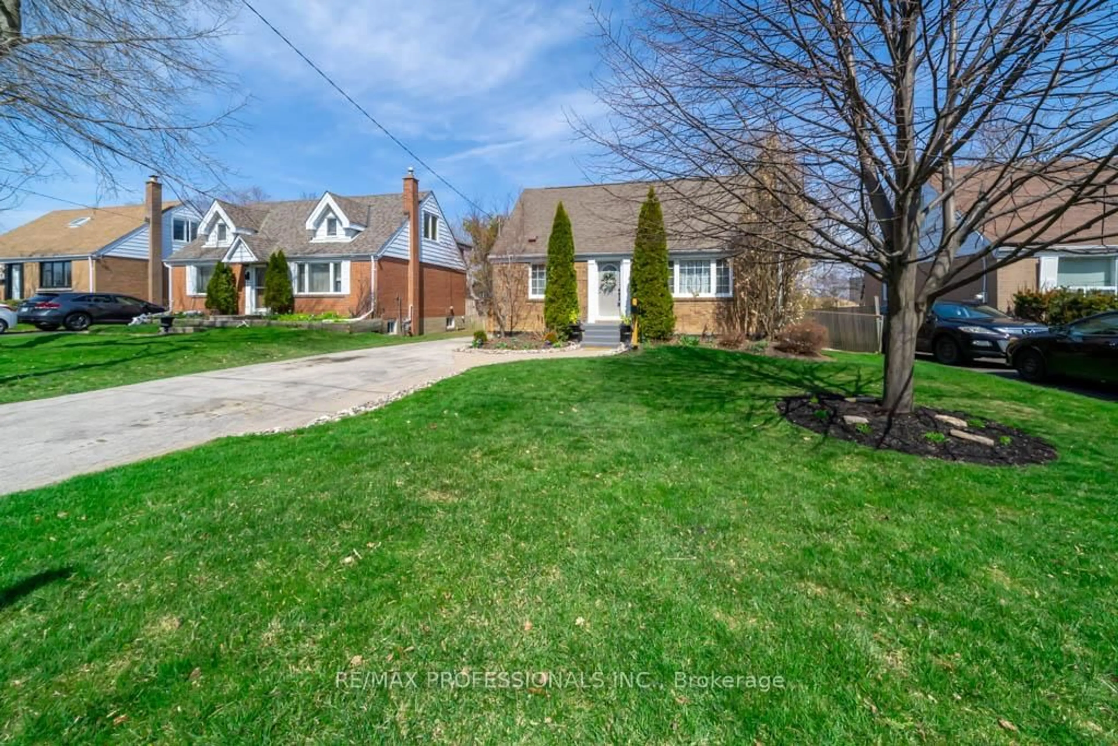 A pic from outside/outdoor area/front of a property/back of a property/a pic from drone, street for 82 Colonial Ave, Toronto Ontario M1M 2C5