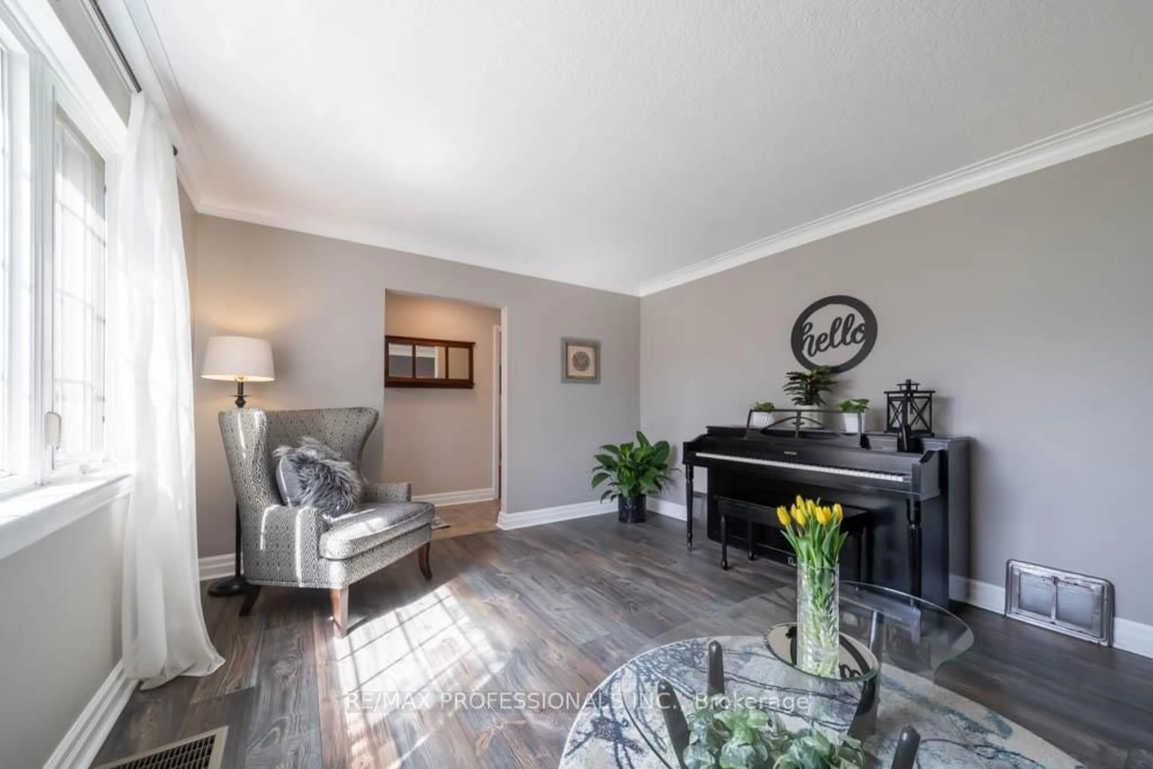 Living room with furniture, unknown for 82 Colonial Ave, Toronto Ontario M1M 2C5